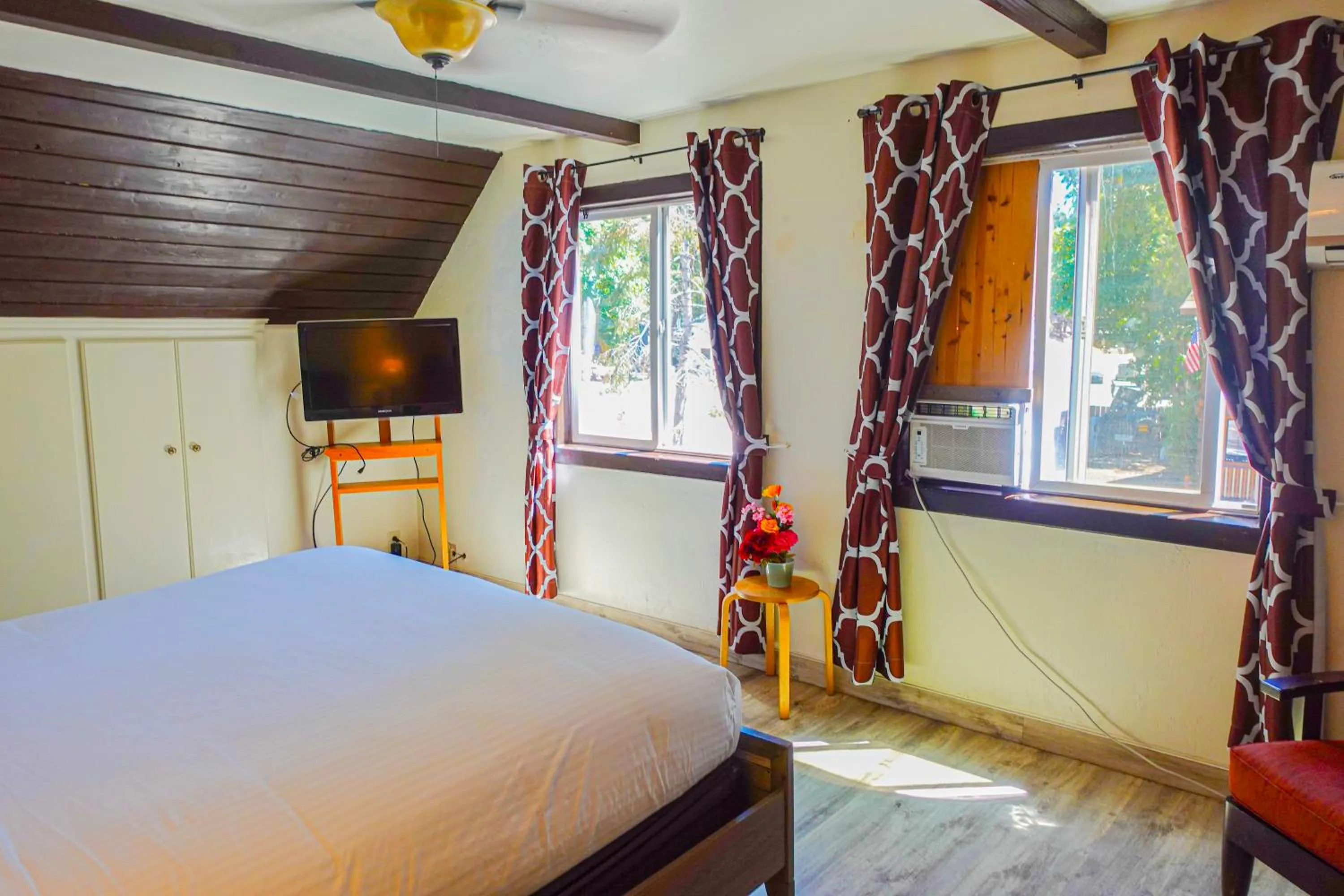 Bed in Sleepy Hollow Cabins and Hotel