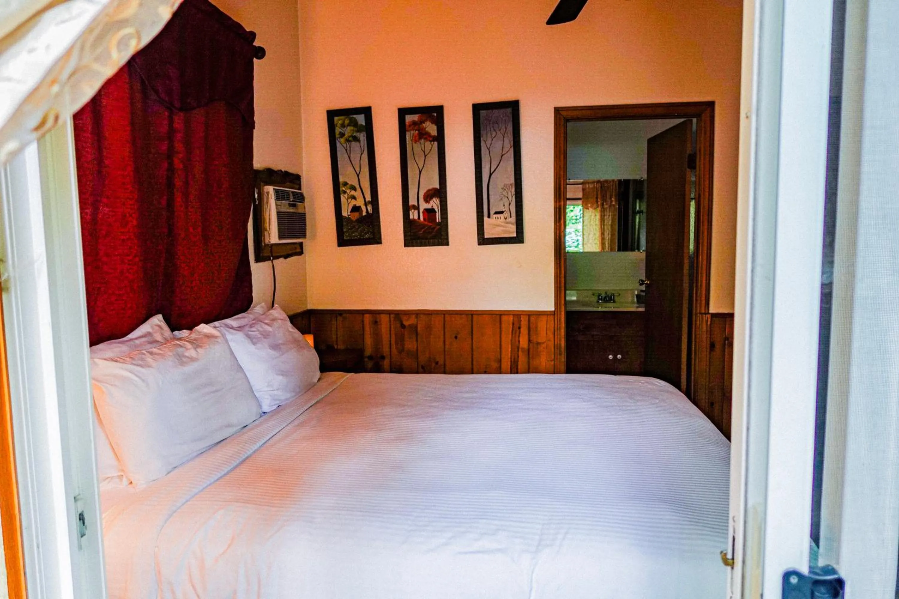 Bed in Sleepy Hollow Cabins and Hotel