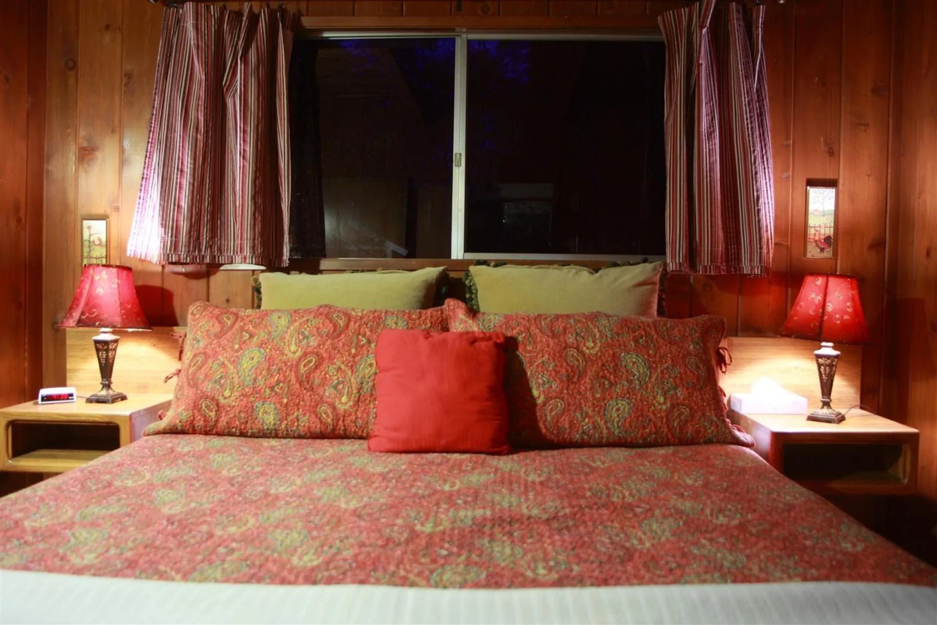 Bed in Sleepy Hollow Cabins and Hotel