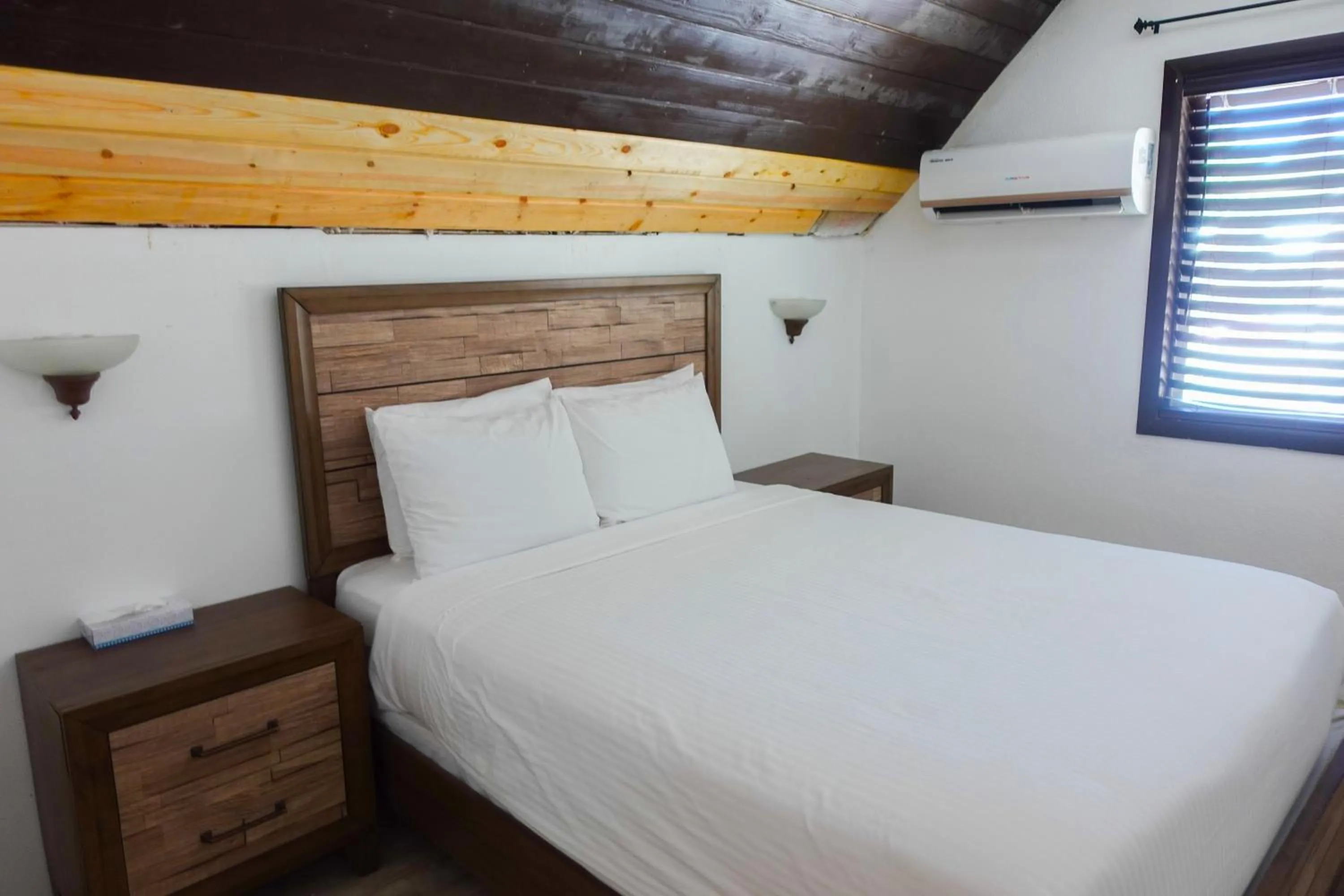 Bed in Sleepy Hollow Cabins and Hotel
