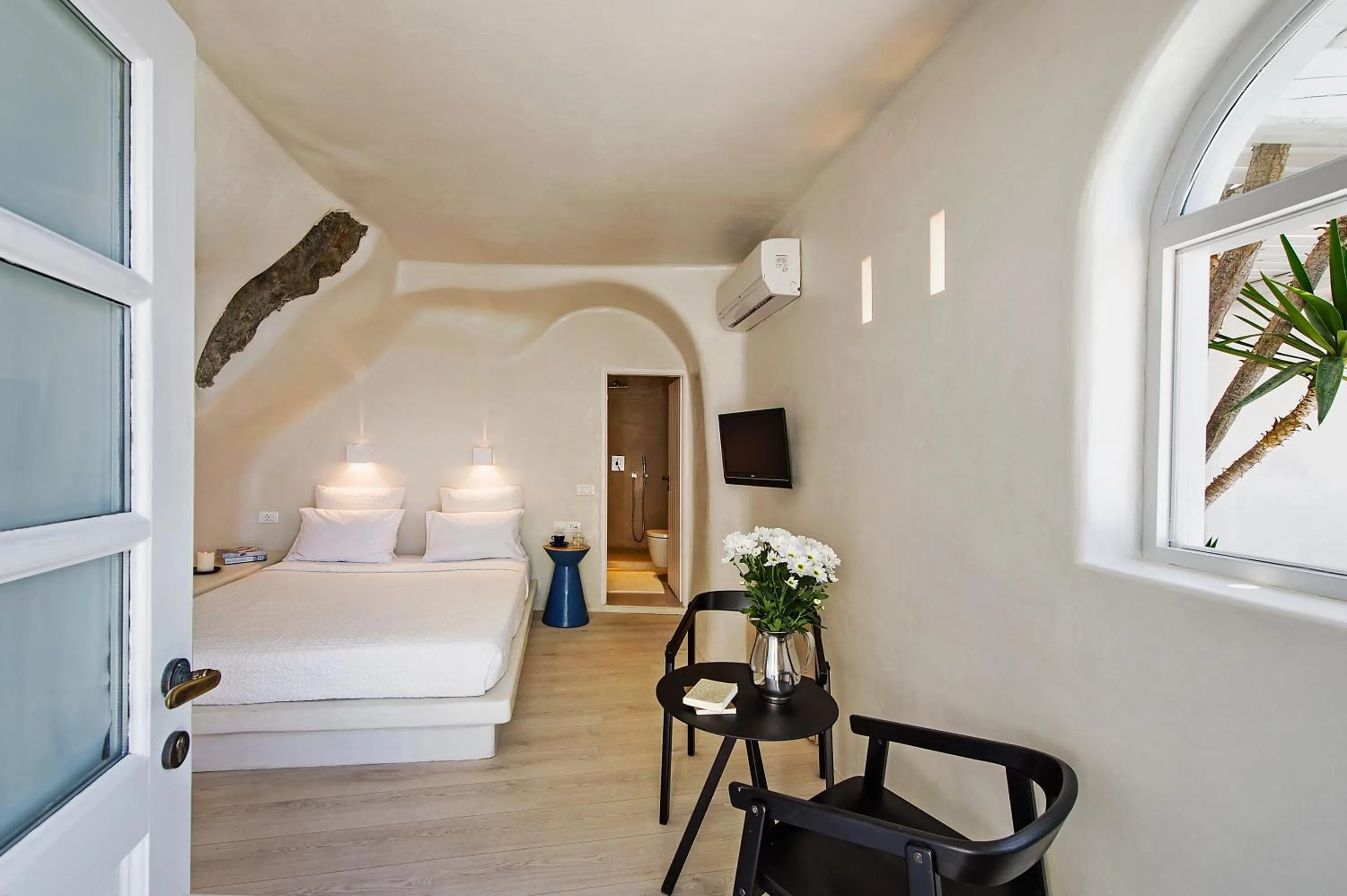 Photo of the whole room, Bed in Porto Fira Suites