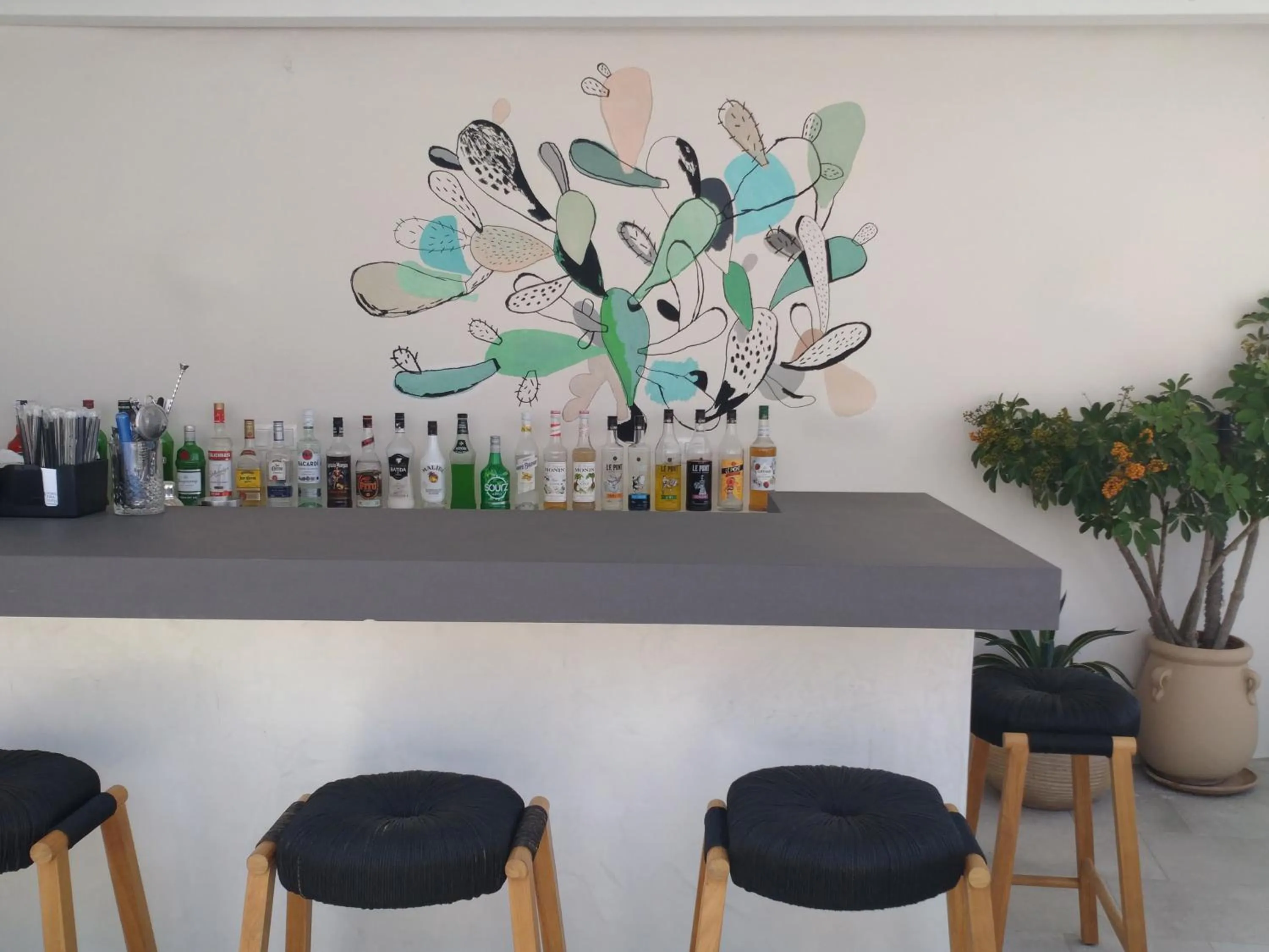 Lounge or bar in Porto Fira Suites
