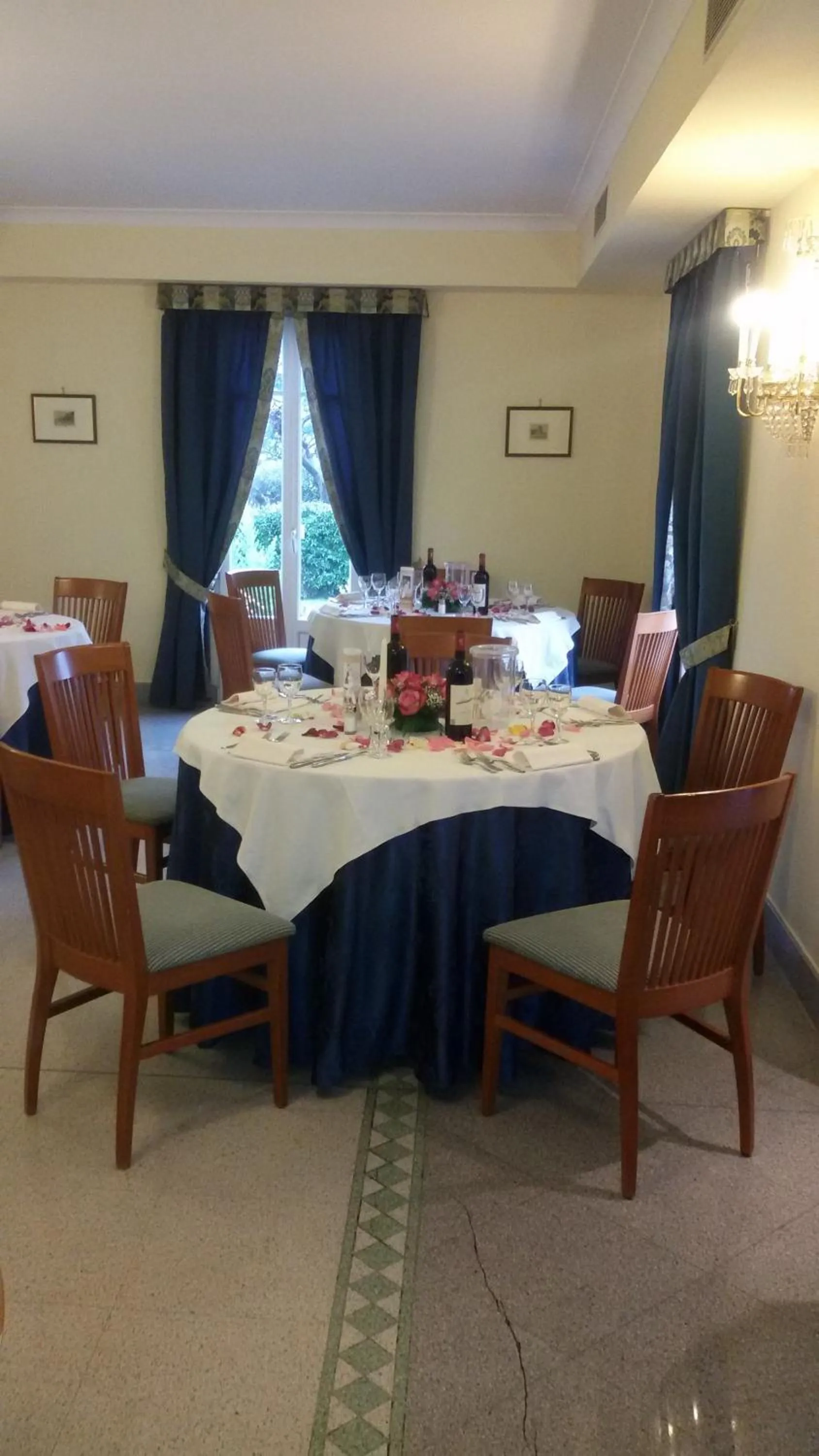 Restaurant/places to eat in Hotel Lario