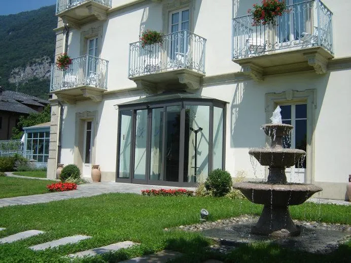 Facade/entrance in Hotel Lario