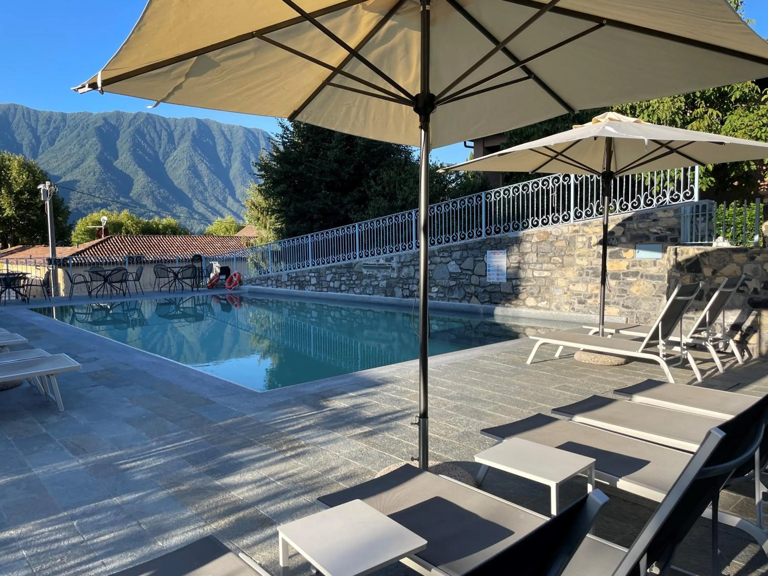 Swimming pool in Hotel Lario