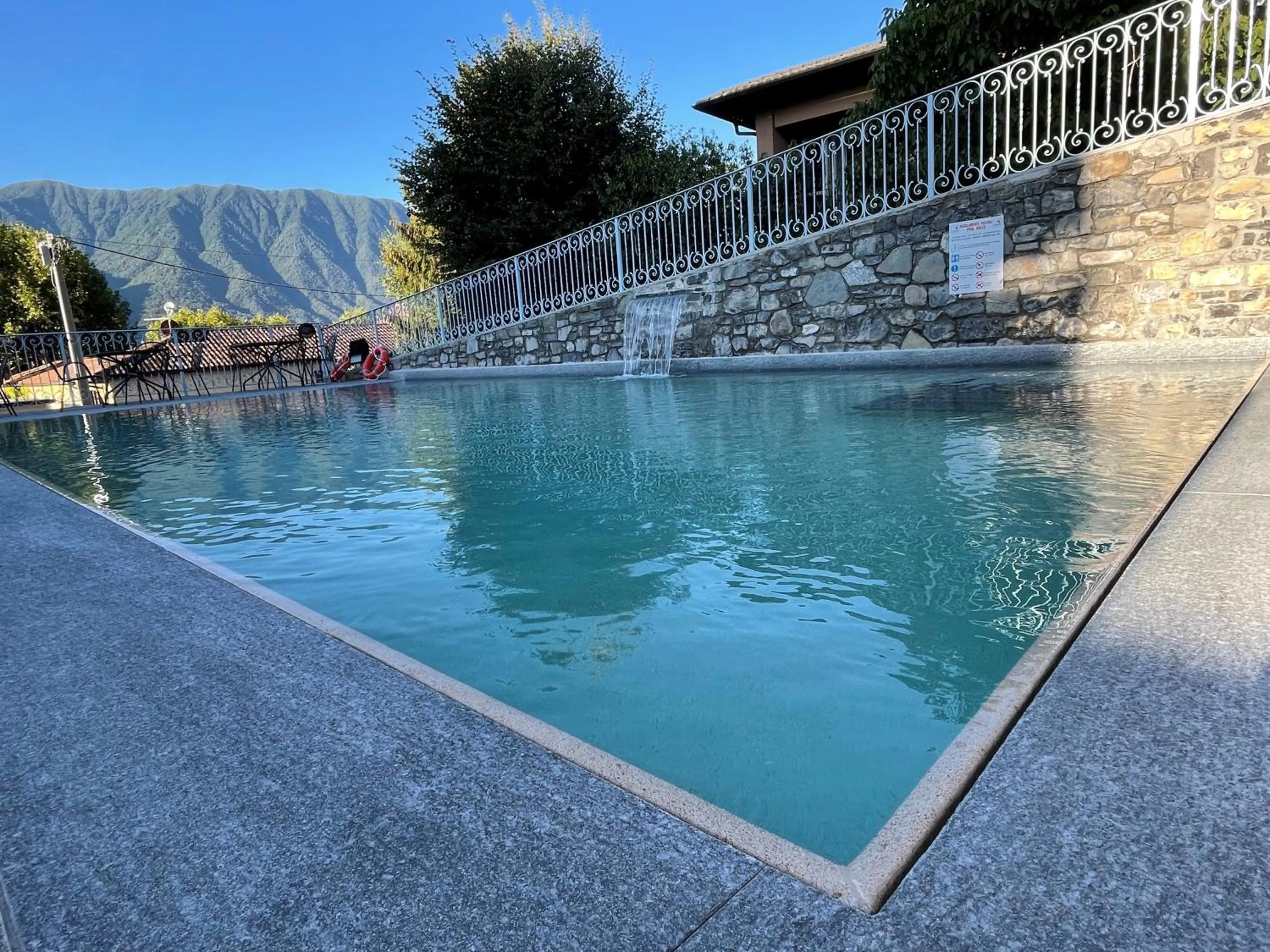 Swimming pool in Hotel Lario