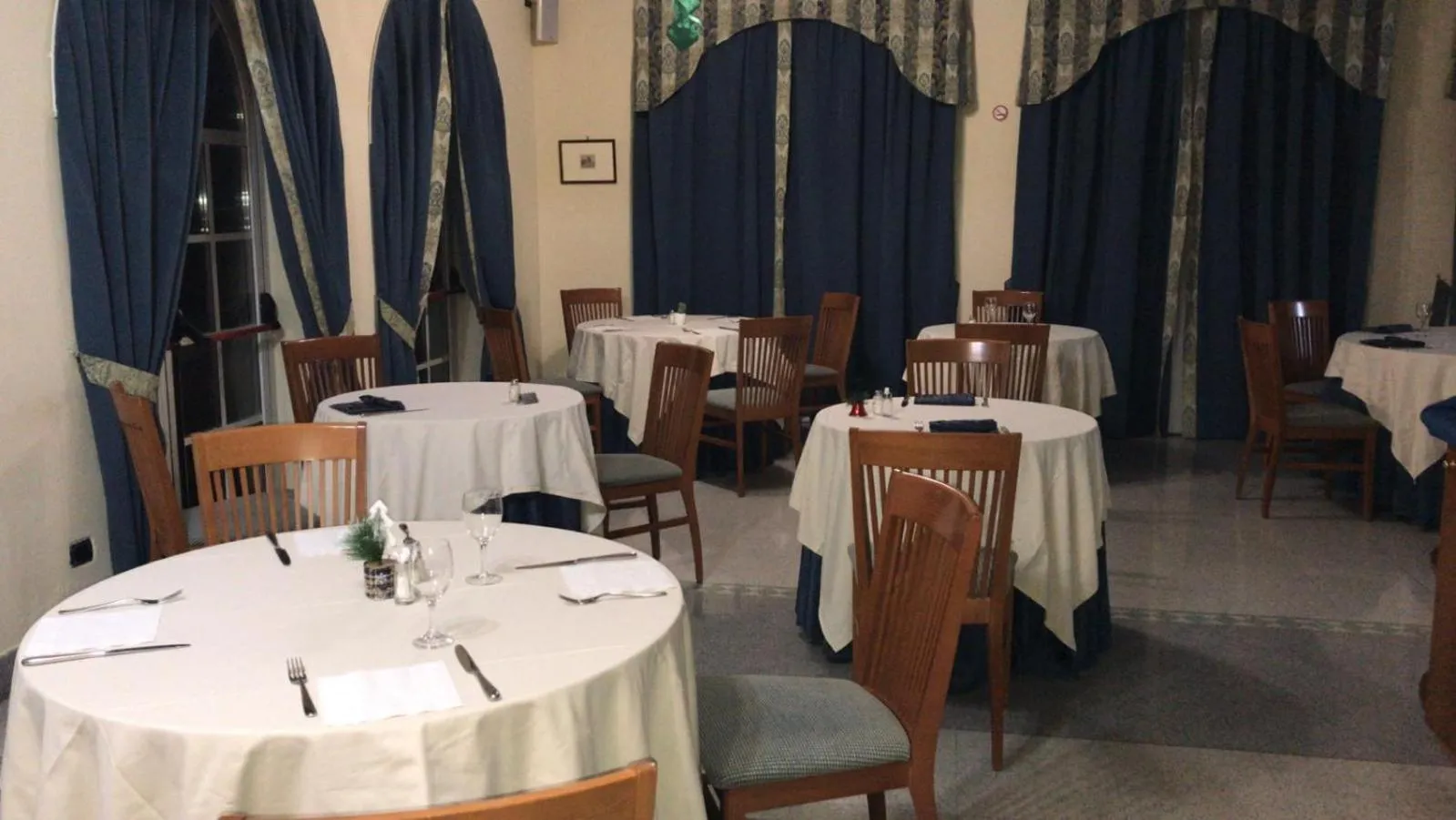 Restaurant/places to eat in Hotel Lario