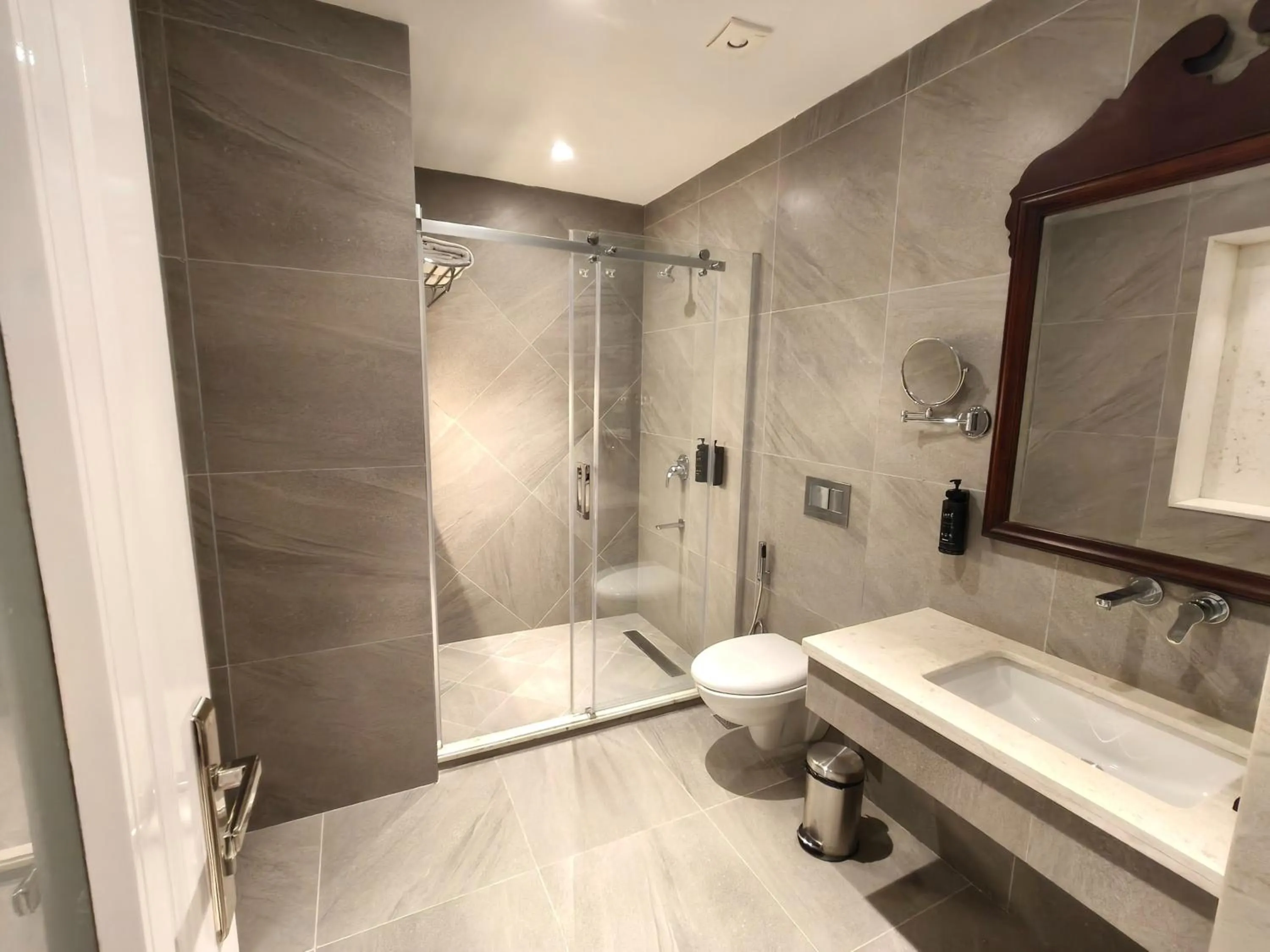 Shower in Moustache Mussoorie