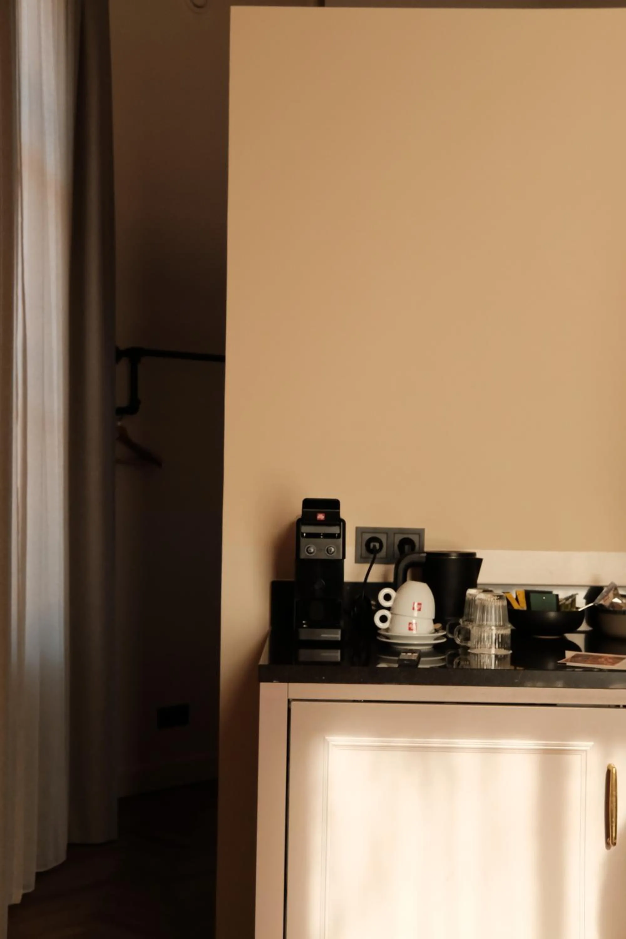 Coffee/tea facilities in Metzlr House