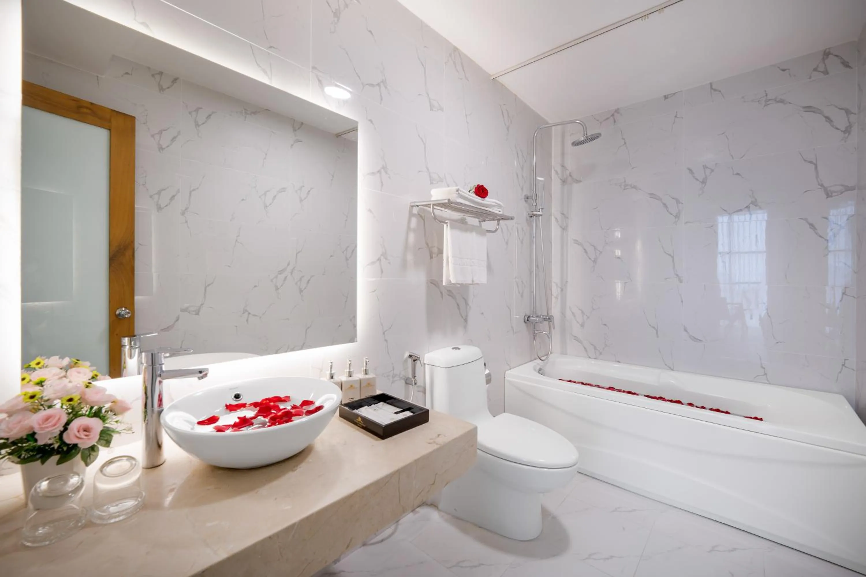 Shower in KOVA Diamond Hotel Da Nang