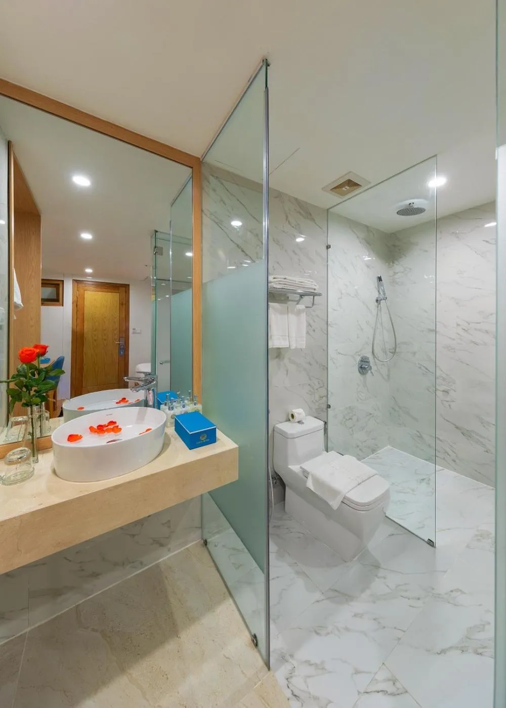 Shower in KOVA Diamond Hotel Da Nang