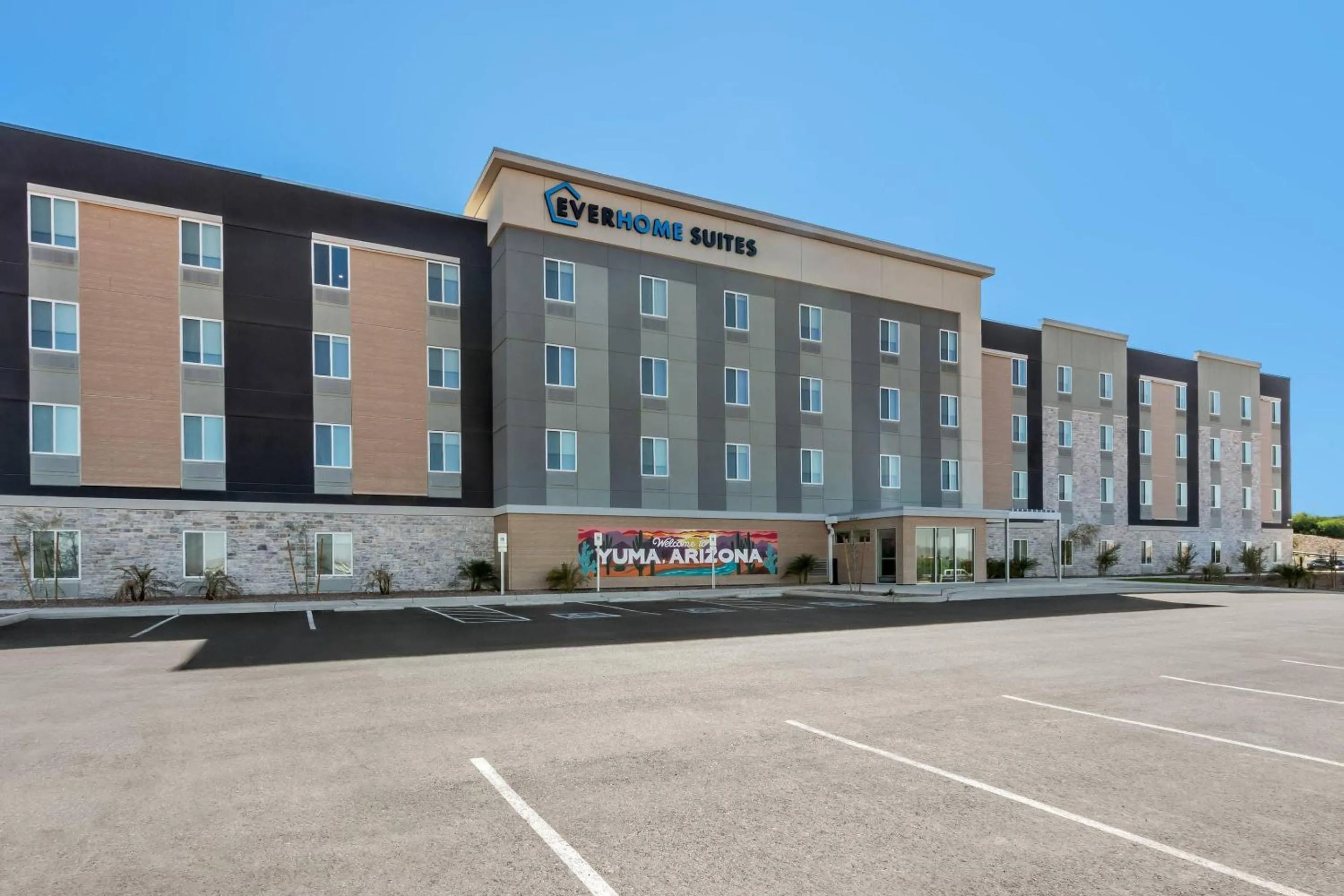 Property building in Everhome Suites Yuma East I-8