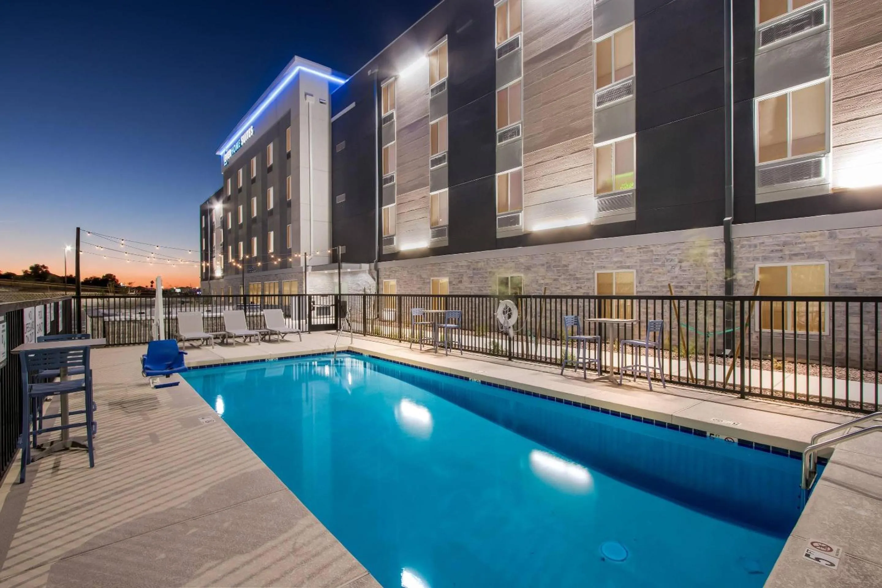 Property building in Everhome Suites Yuma East I-8