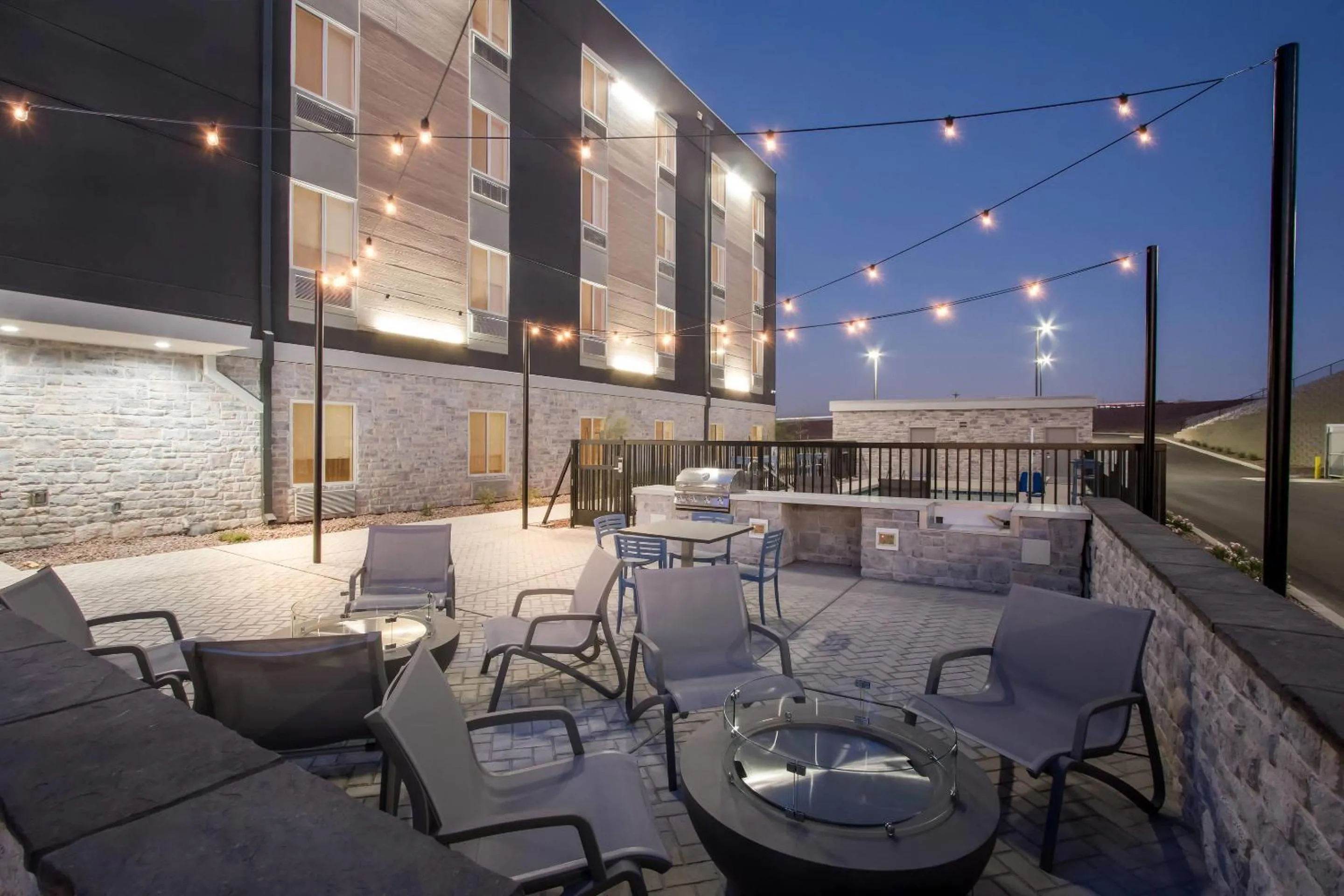 Property building in Everhome Suites Yuma East I-8