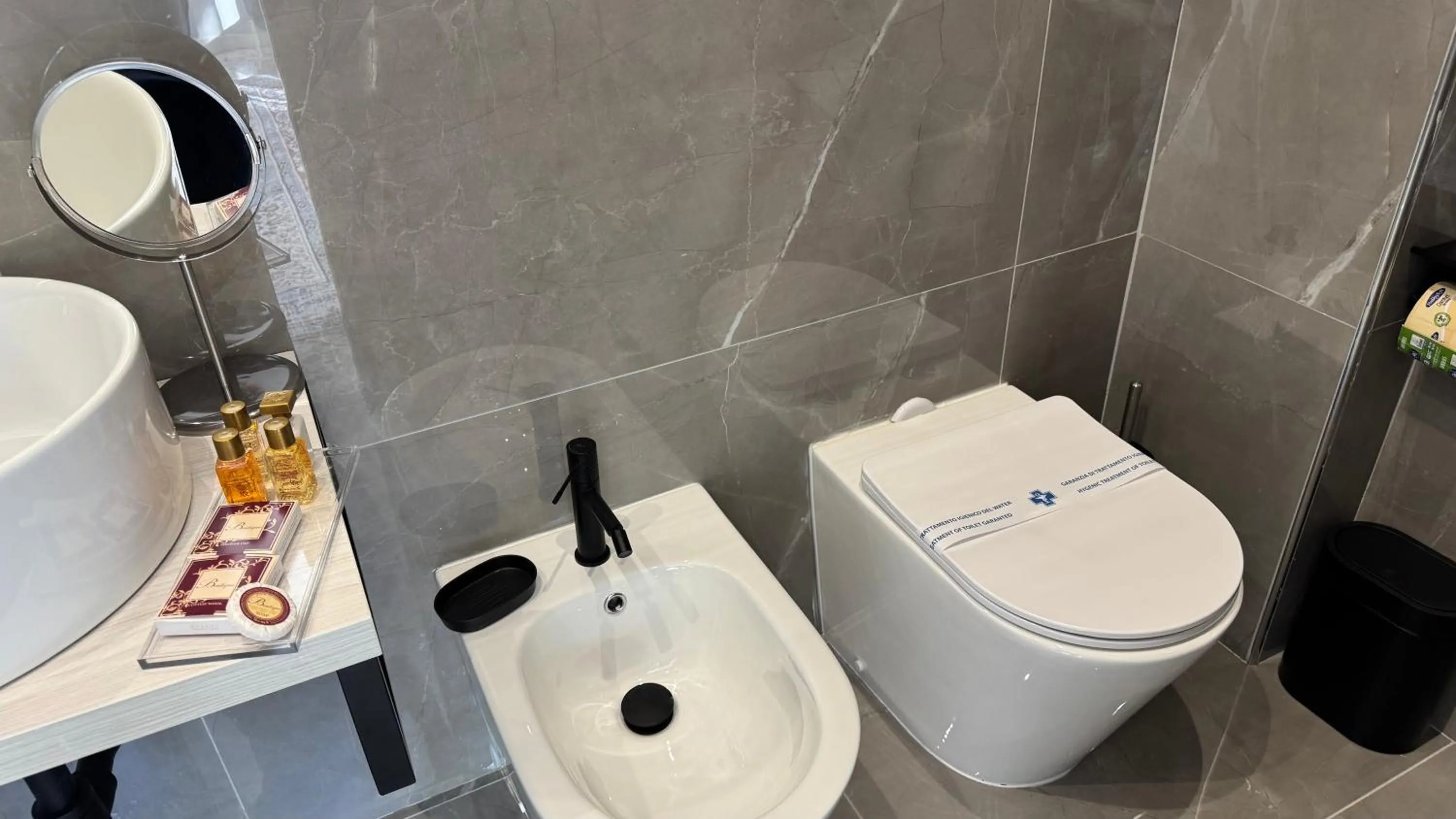 Toilet in AC GOLD B&B Boutique Rooms & Suite