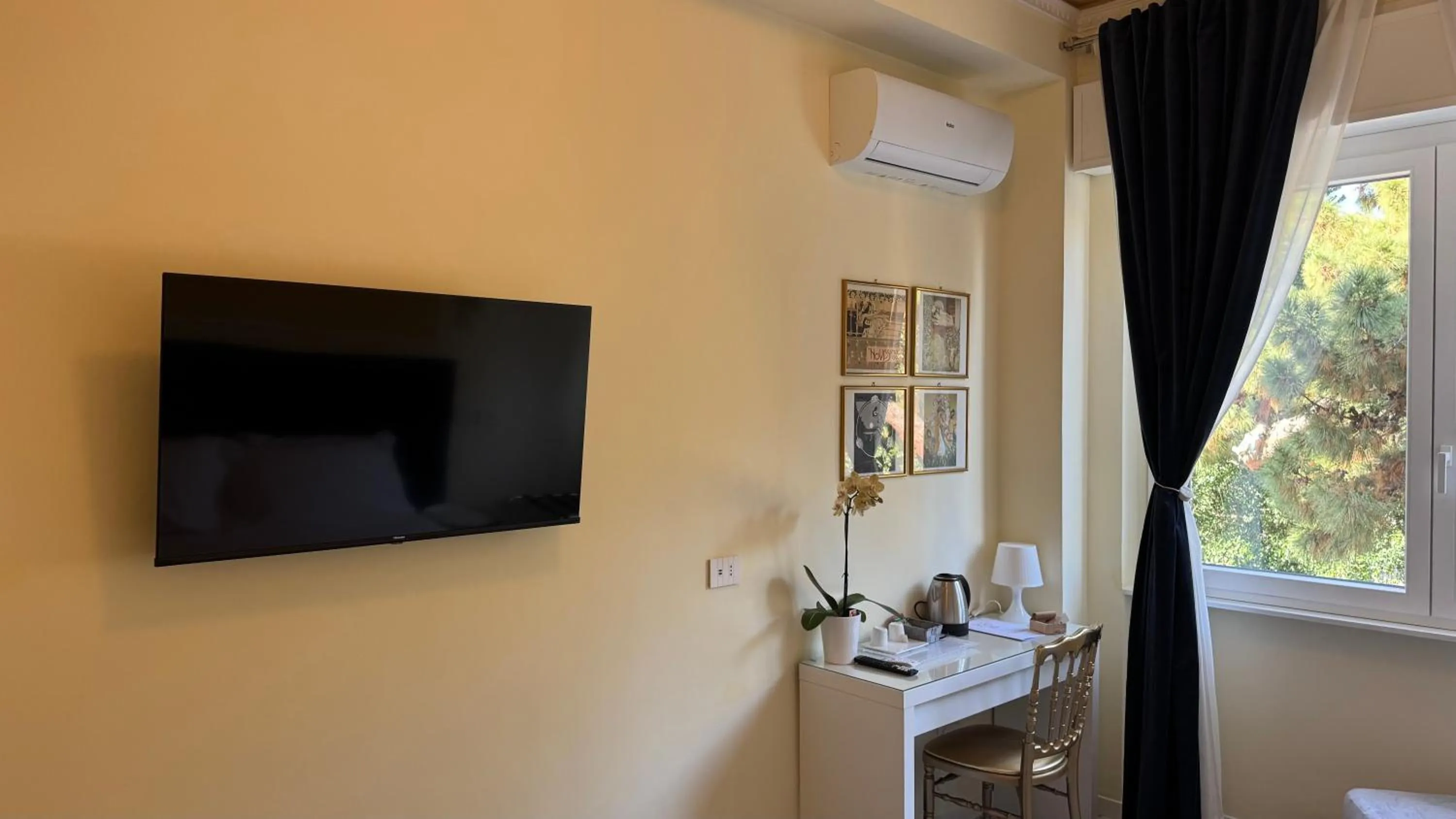 TV and multimedia in AC GOLD B&B Boutique Rooms & Suite