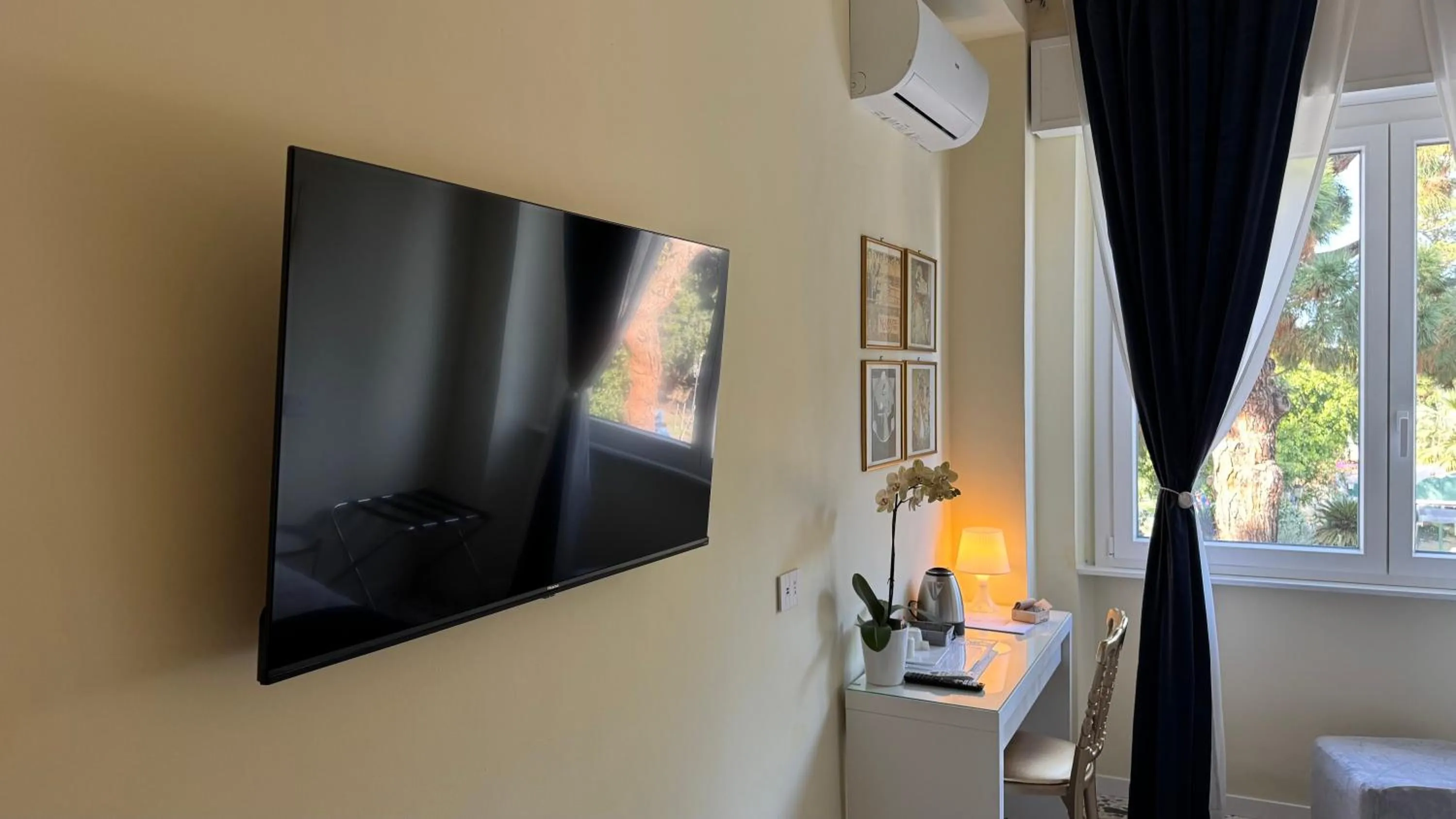 TV and multimedia in AC GOLD B&B Boutique Rooms & Suite