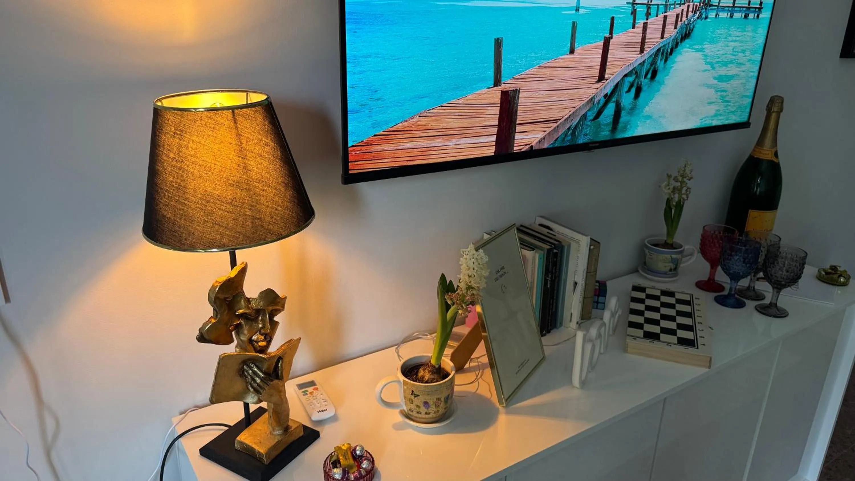 TV and multimedia in AC GOLD B&B Boutique Rooms & Suite