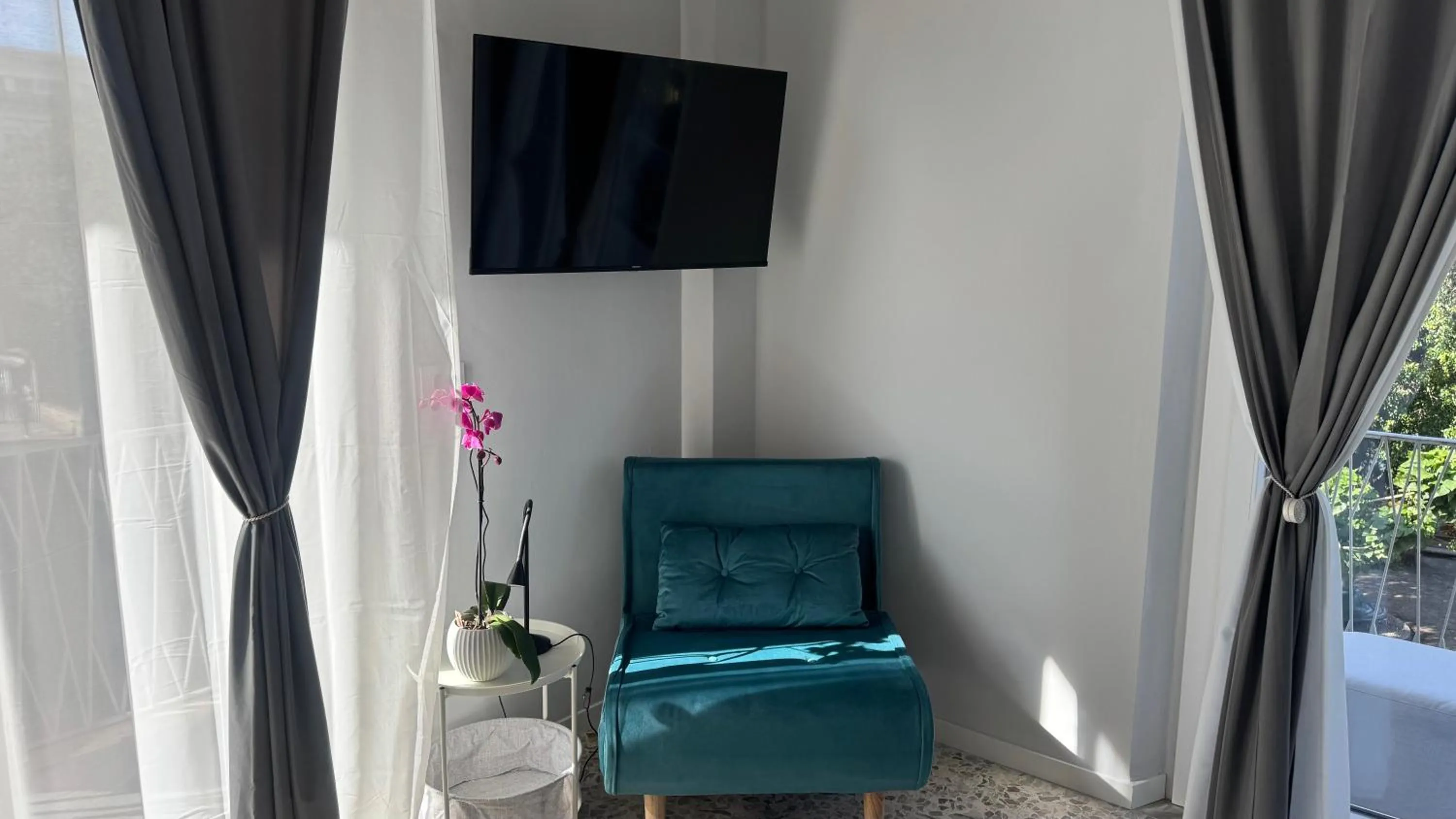 TV and multimedia in AC GOLD B&B Boutique Rooms & Suite