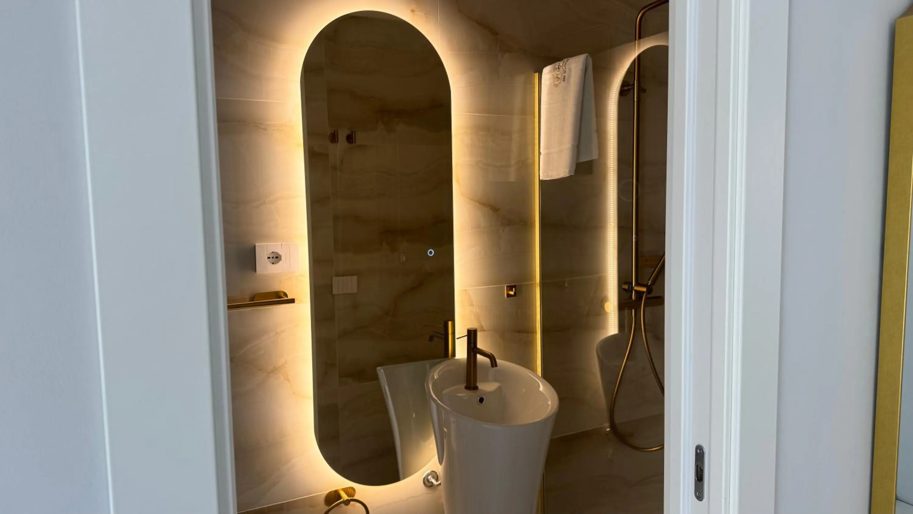 Shower in AC GOLD B&B Boutique Rooms & Suite