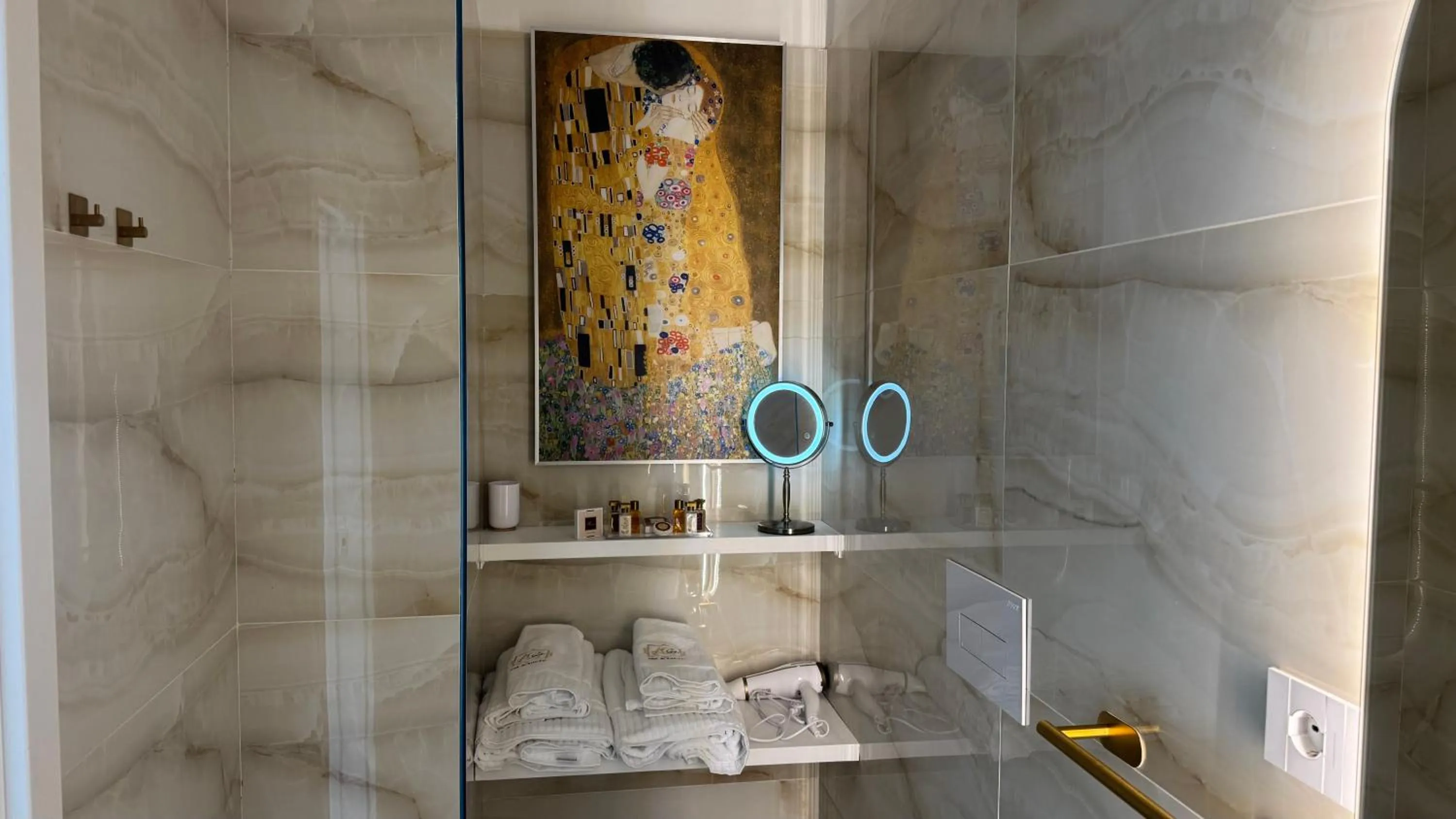 Shower in AC GOLD B&B Boutique Rooms & Suite