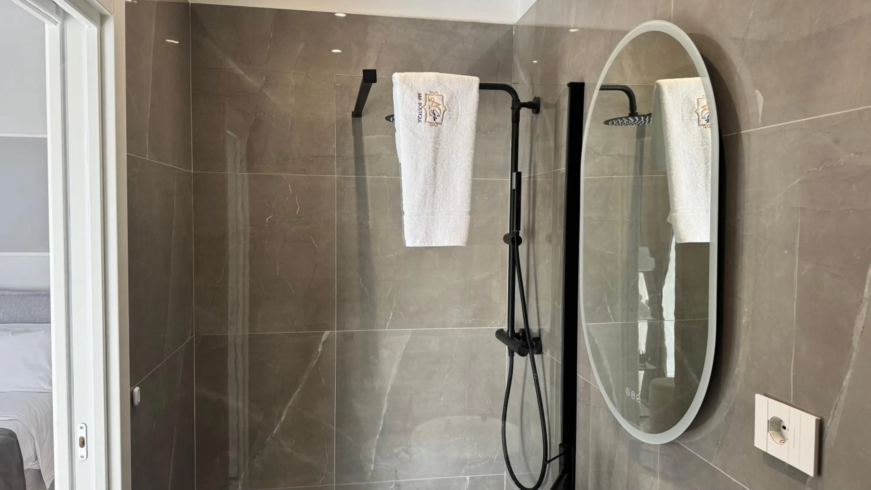 Shower in AC GOLD B&B Boutique Rooms & Suite