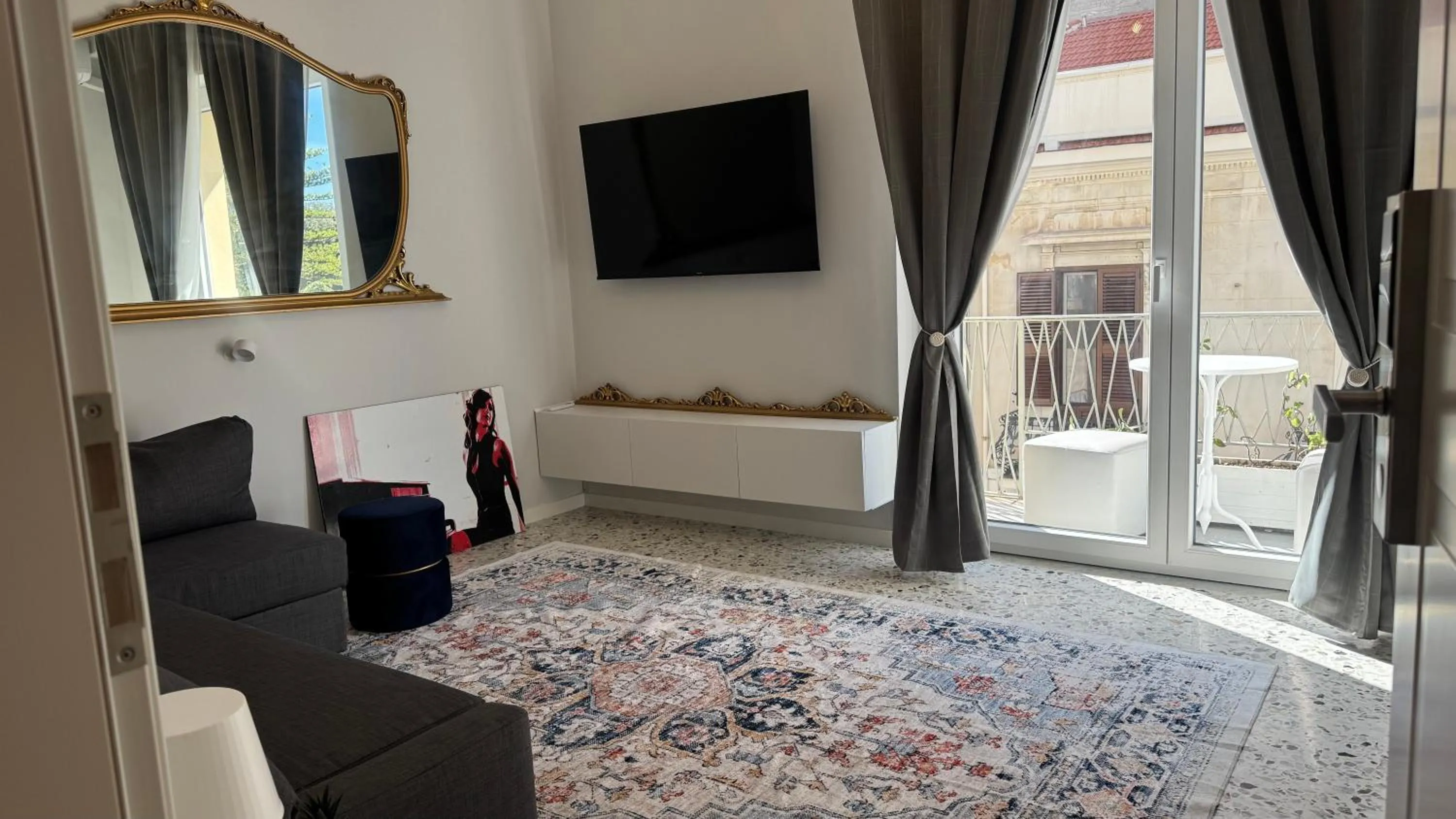 TV and multimedia in AC GOLD B&B Boutique Rooms & Suite