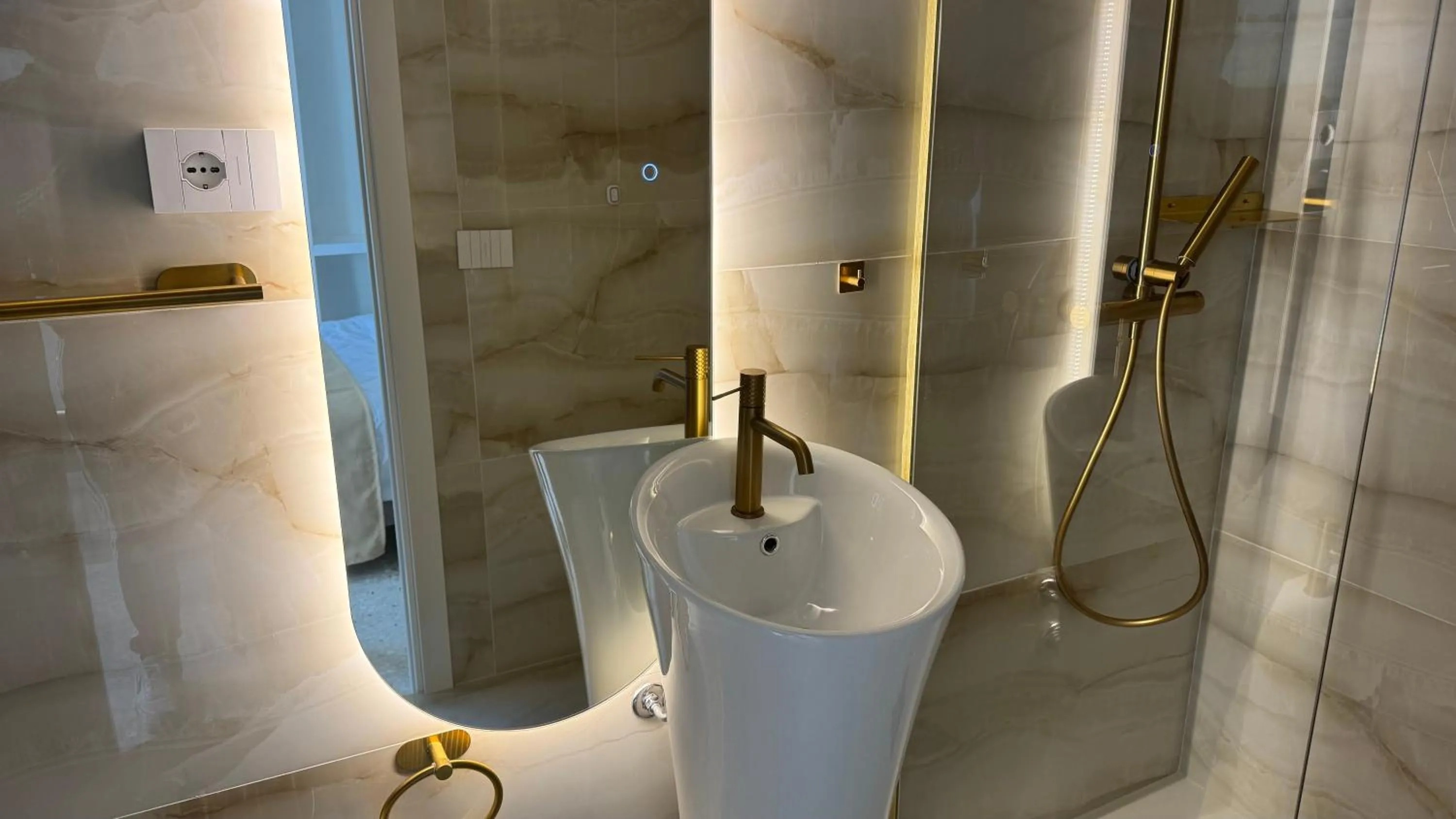 Shower in AC GOLD B&B Boutique Rooms & Suite