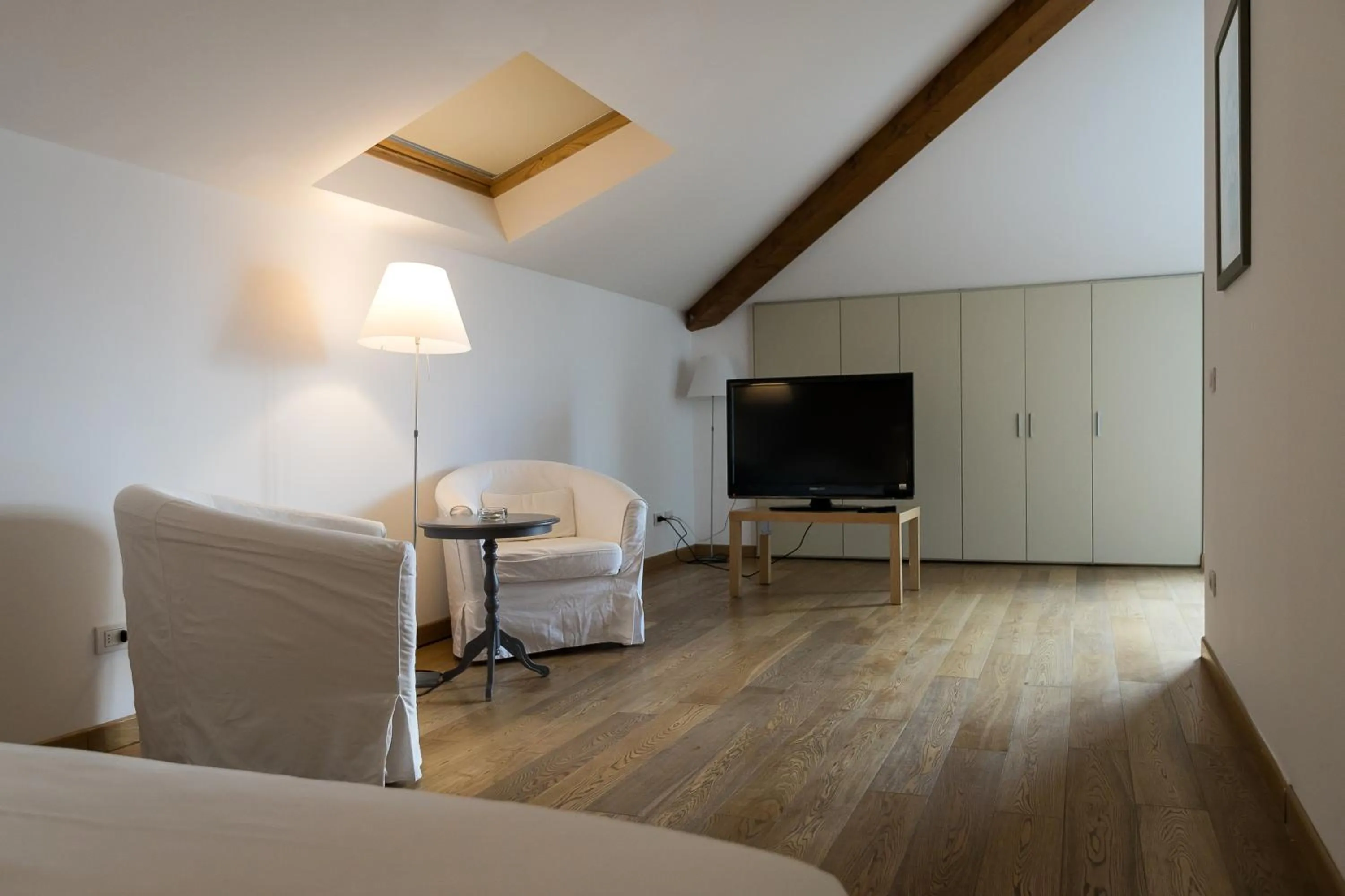 Photo of the whole room in Belvedere