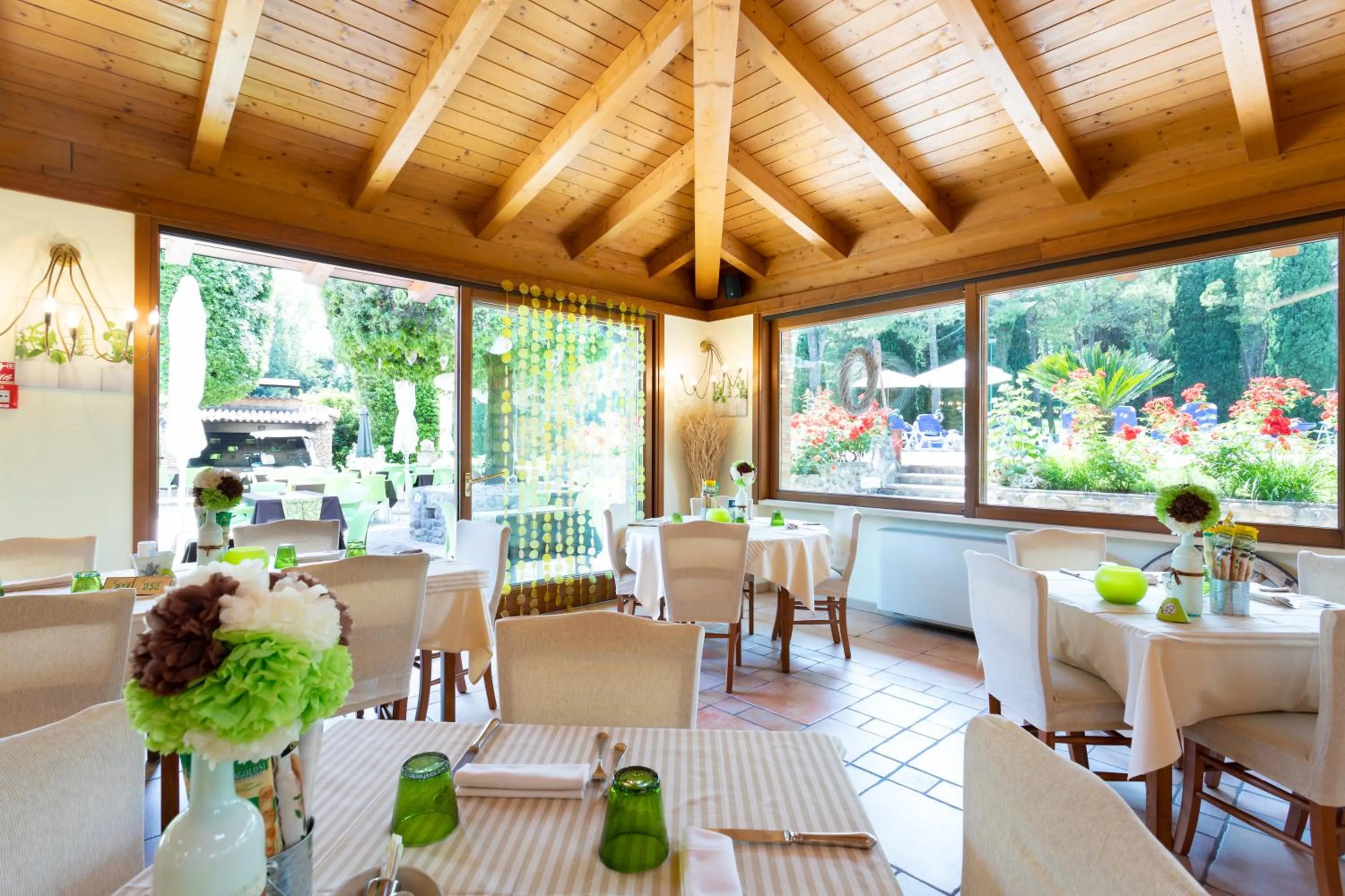 Restaurant/places to eat in West Garda Hotel