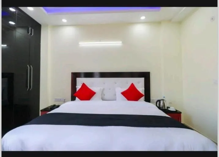 PLAY EXPO STAY ANSAL GOLF LINK 1 - couple friendly