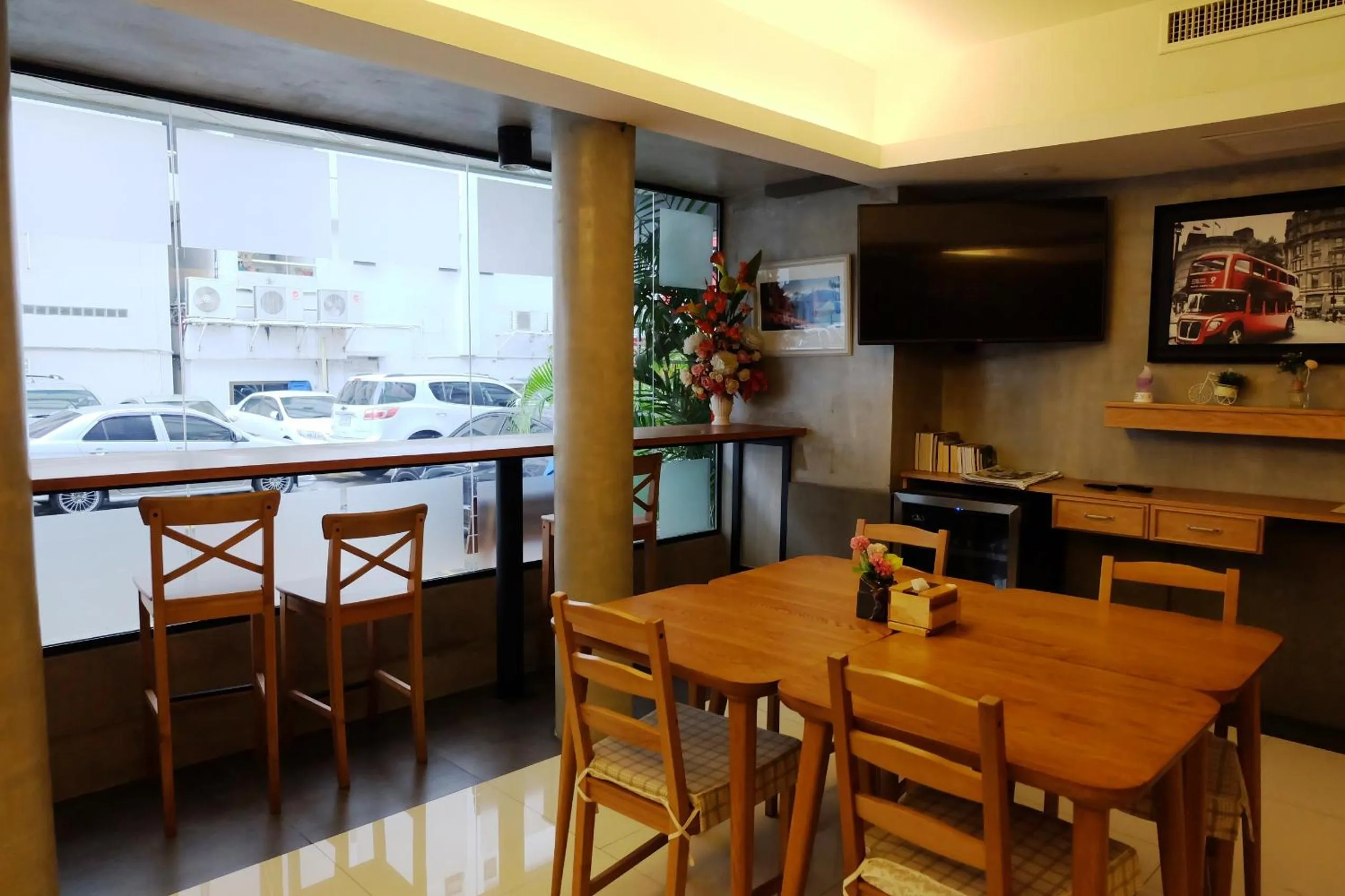 Lounge/Bar in Cozy At 9 Hotel And Kitchen