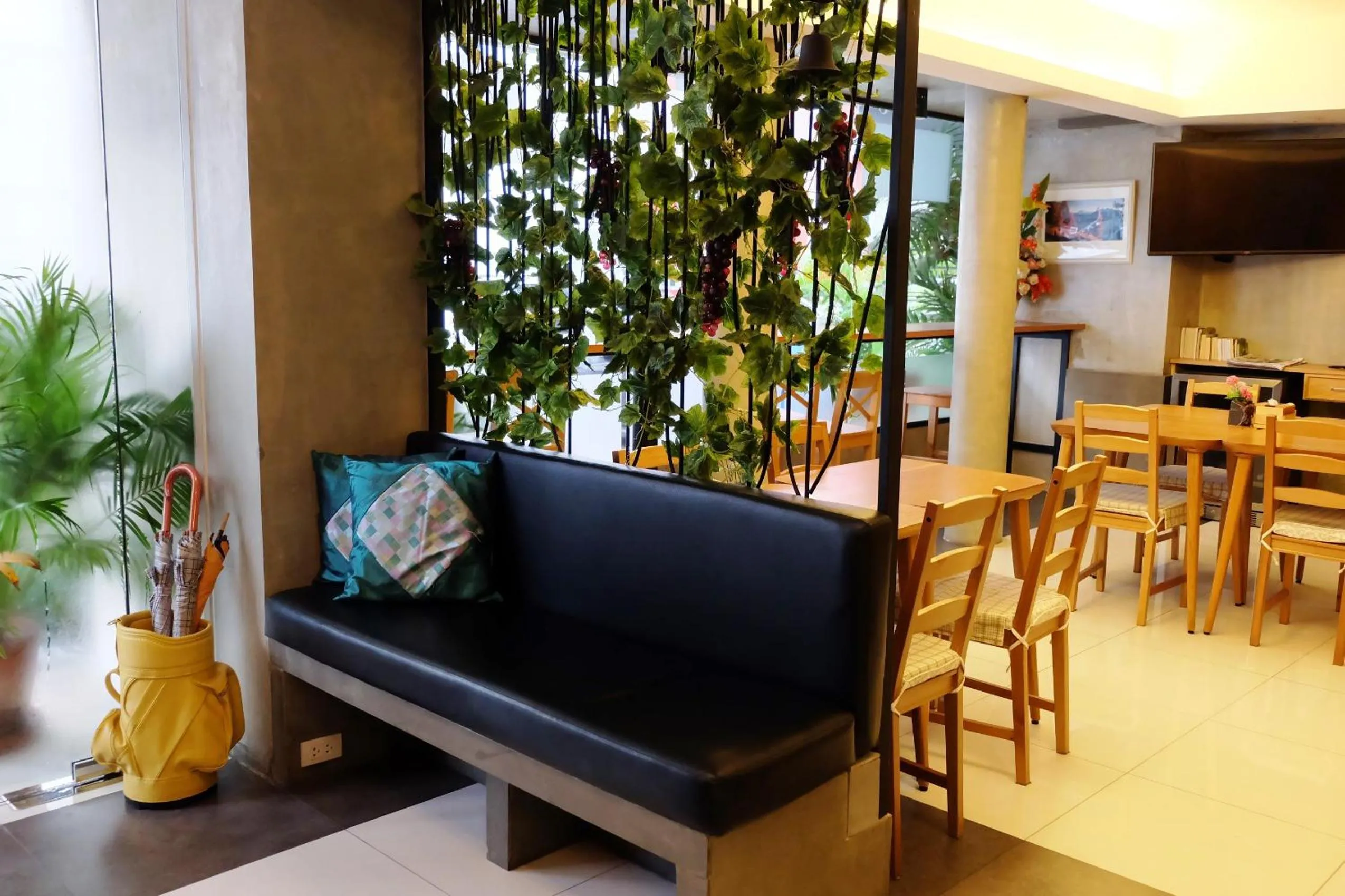 Lounge/Bar in Cozy At 9 Hotel And Kitchen