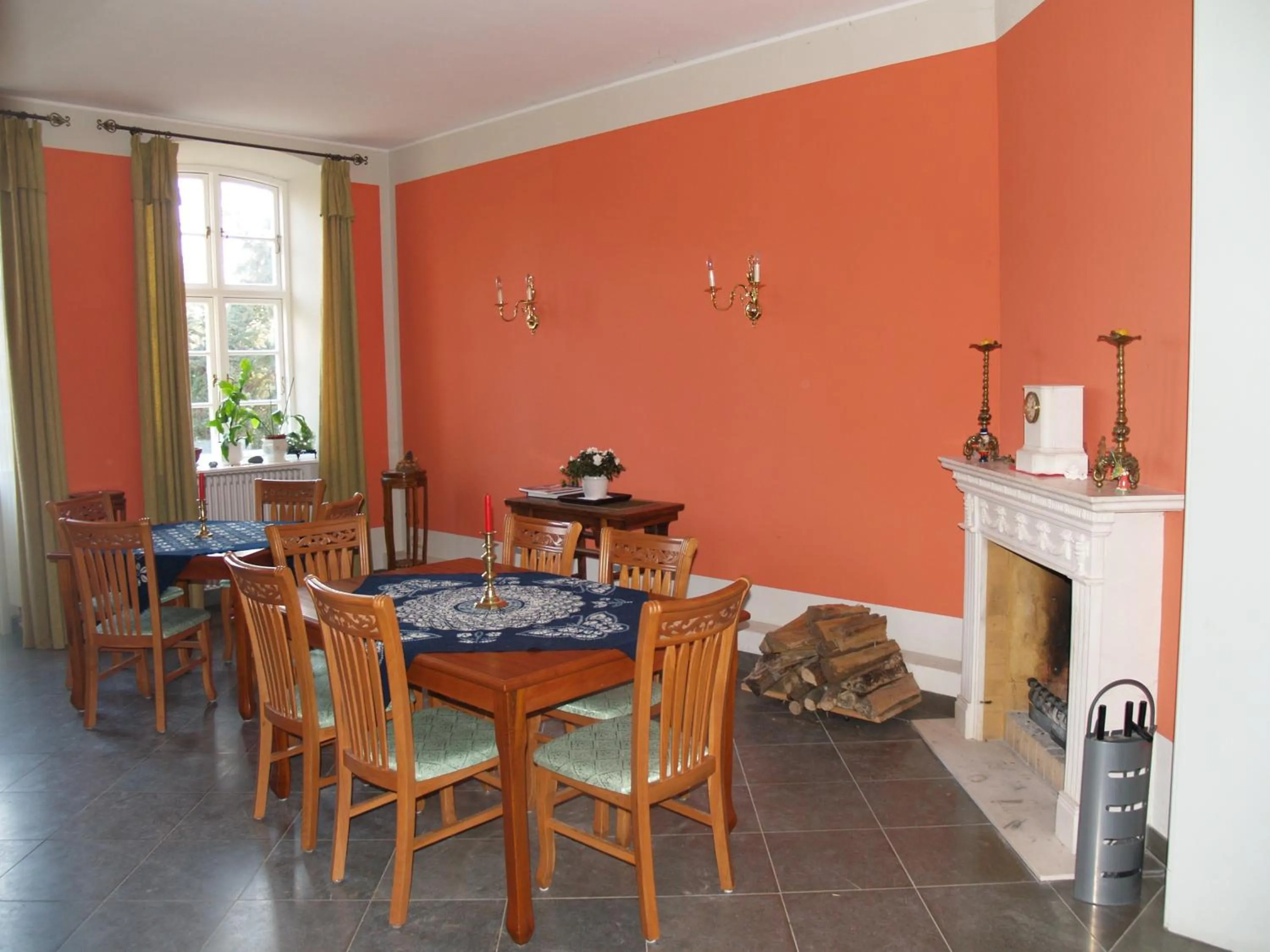 Communal lounge/ TV room in Landhaus Schloss Kölzow