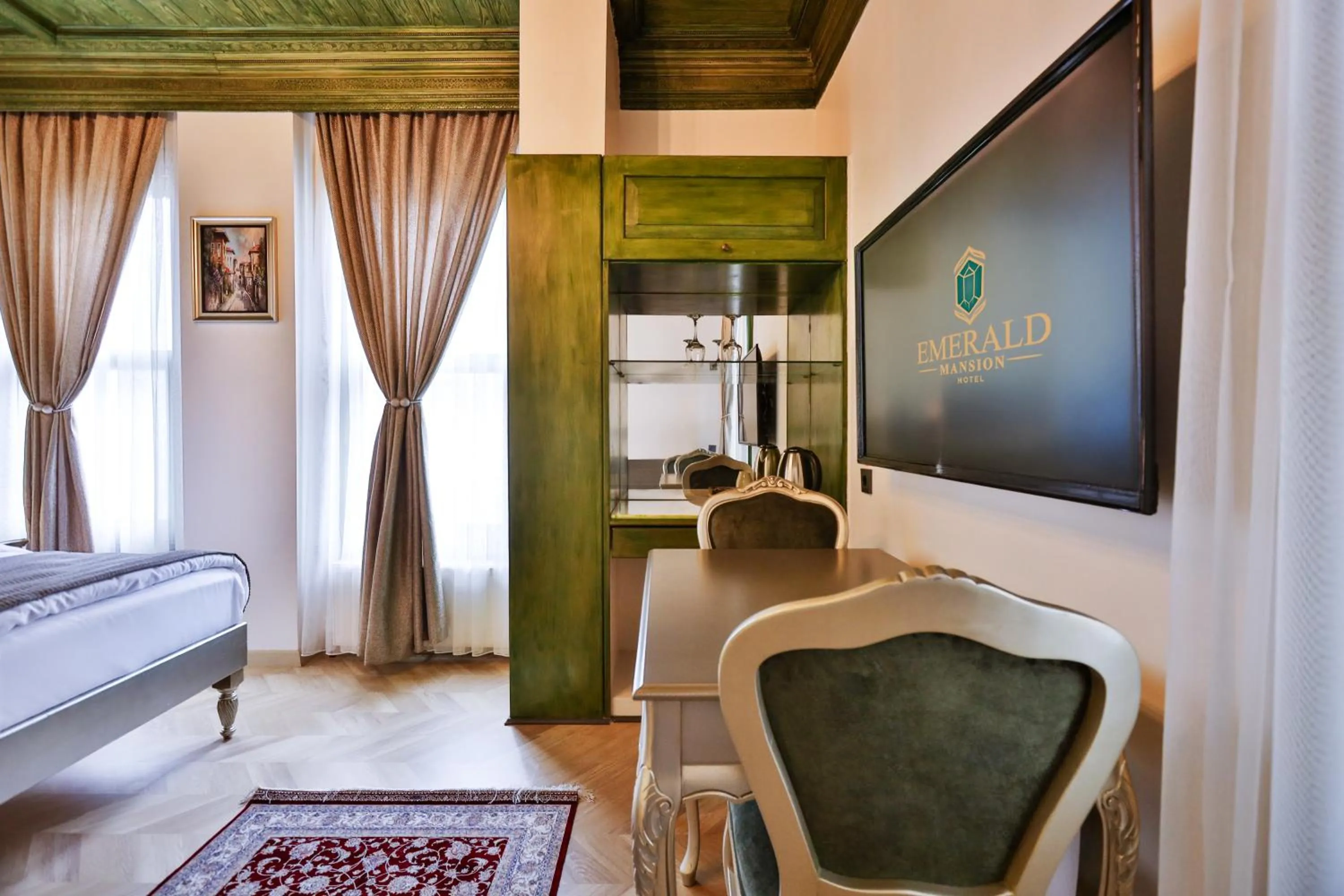 TV and multimedia, Bed in Emerald Mansion Hotel