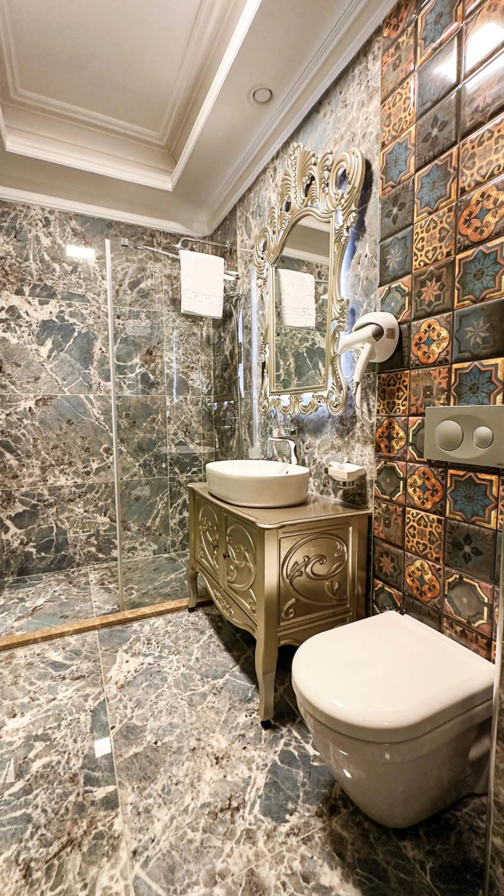 Shower in Emerald Mansion Hotel