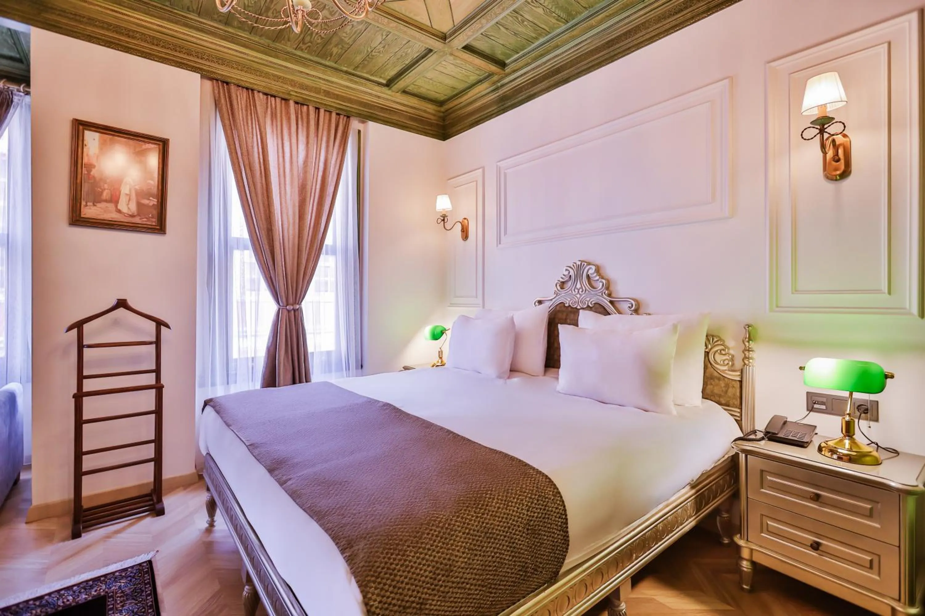 Bed in Emerald Mansion Hotel