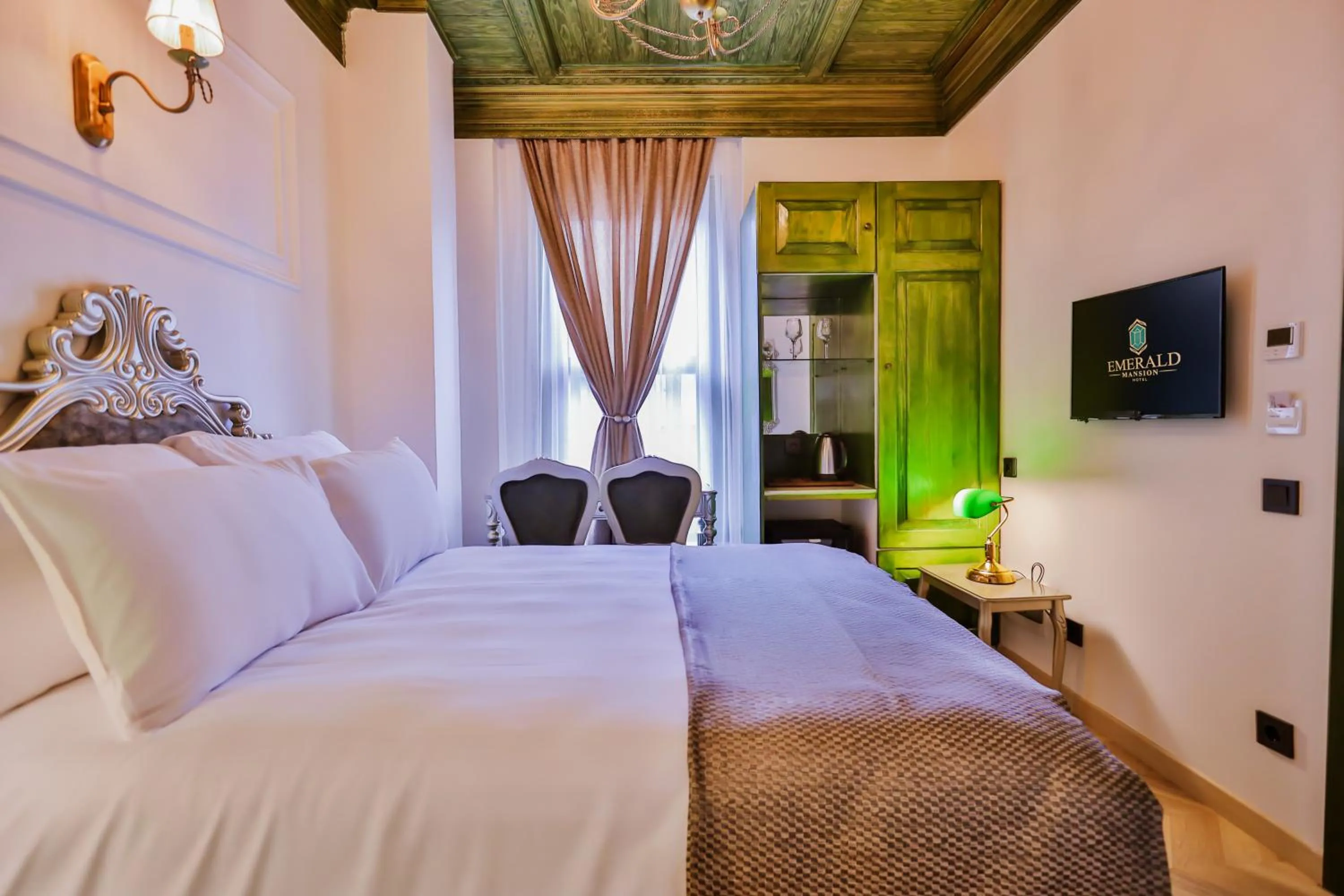 TV and multimedia, Bed in Emerald Mansion Hotel