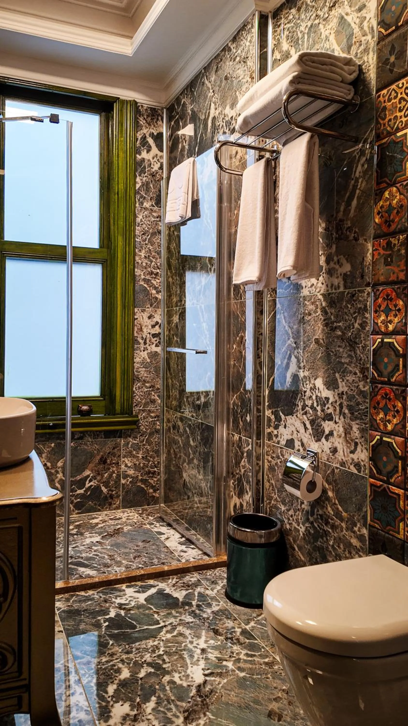 Shower in Emerald Mansion Hotel