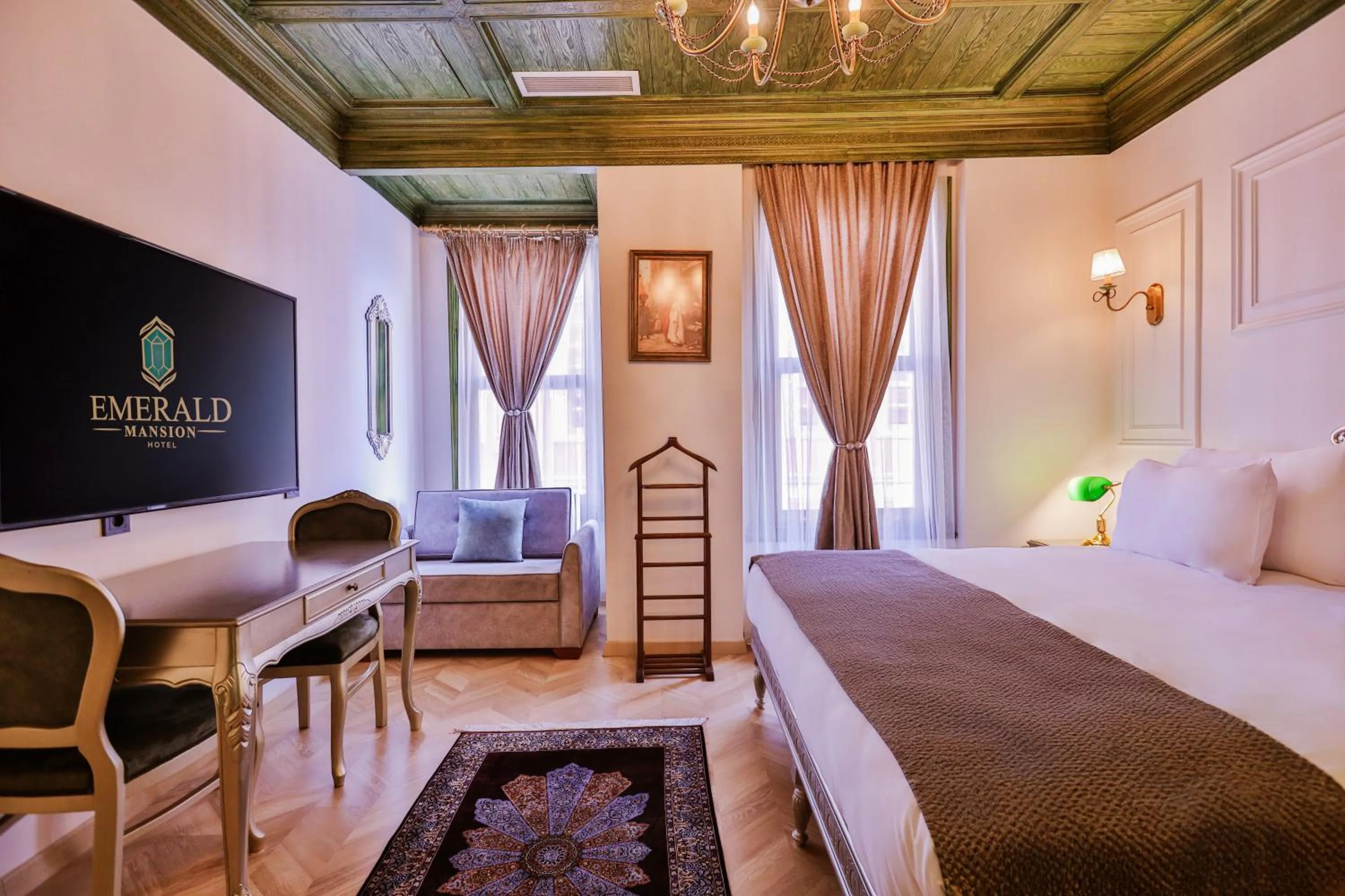Bed in Emerald Mansion Hotel
