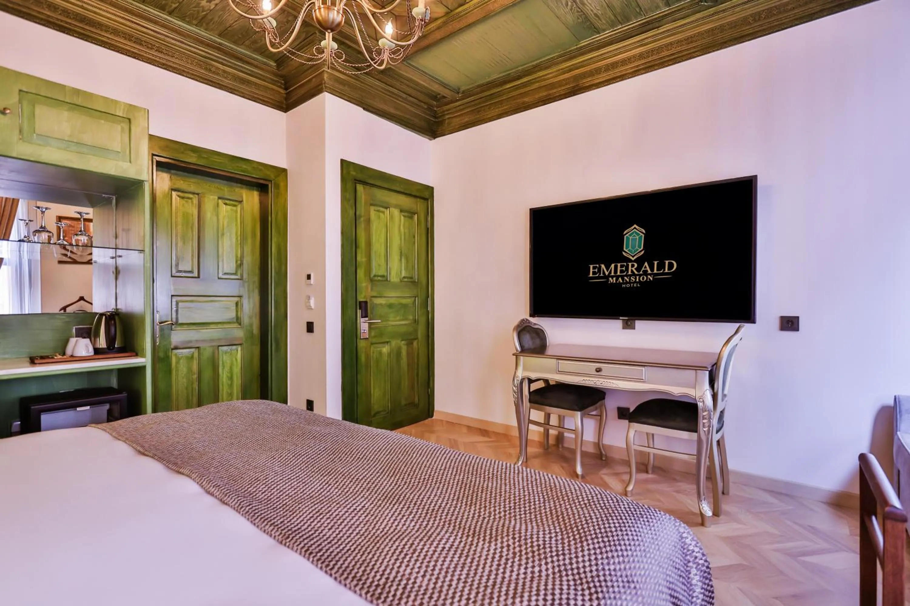 Bed in Emerald Mansion Hotel