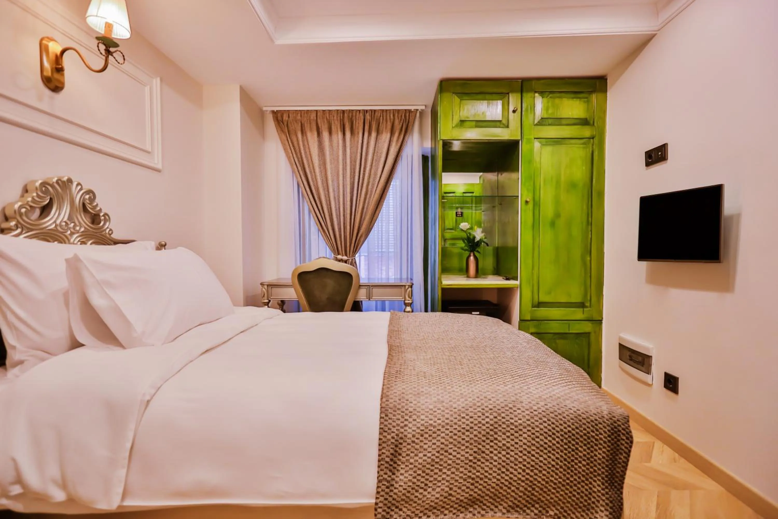 TV and multimedia, Bed in Emerald Mansion Hotel