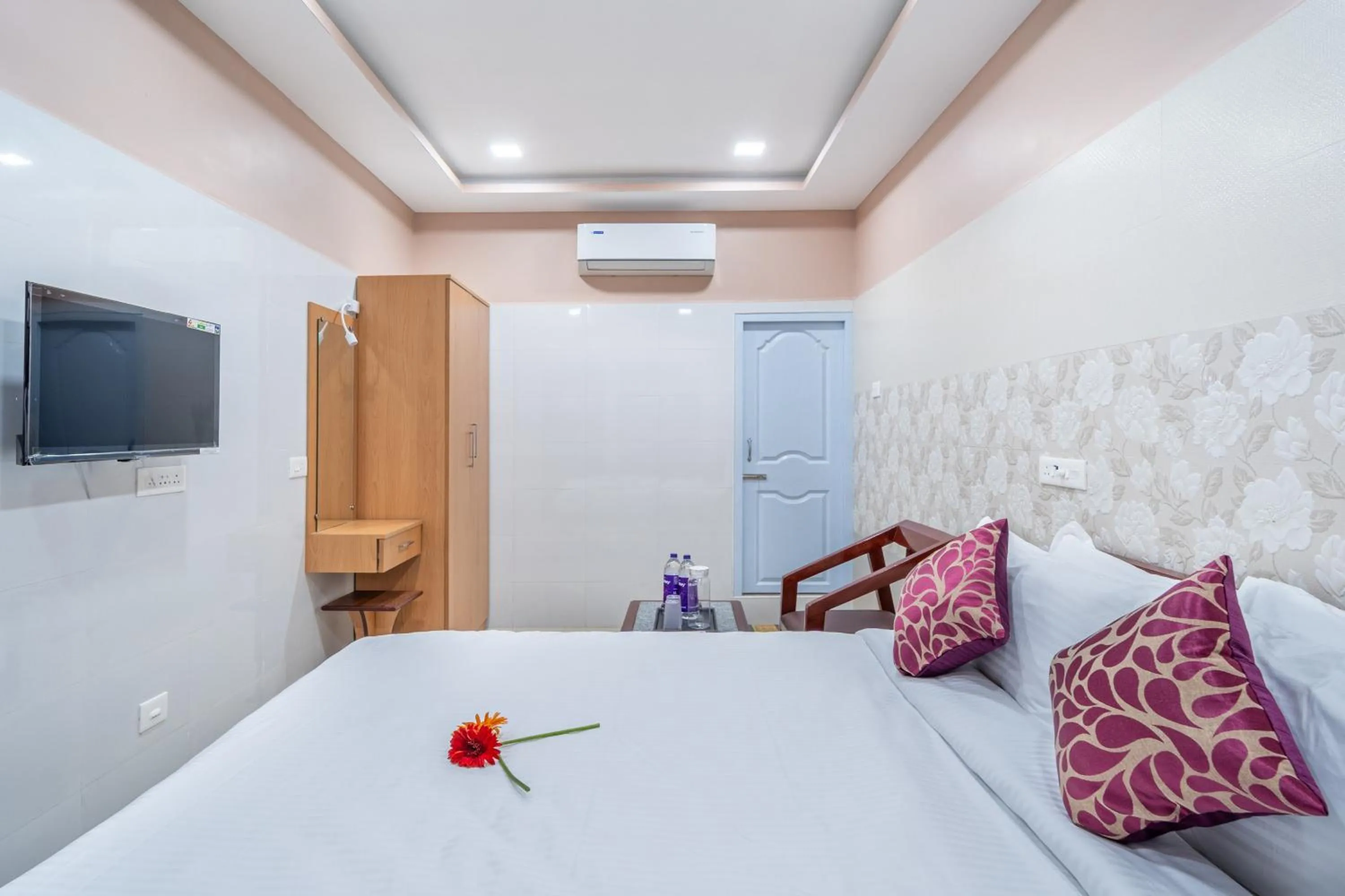 Photo of the whole room, Bed in Sam Residency