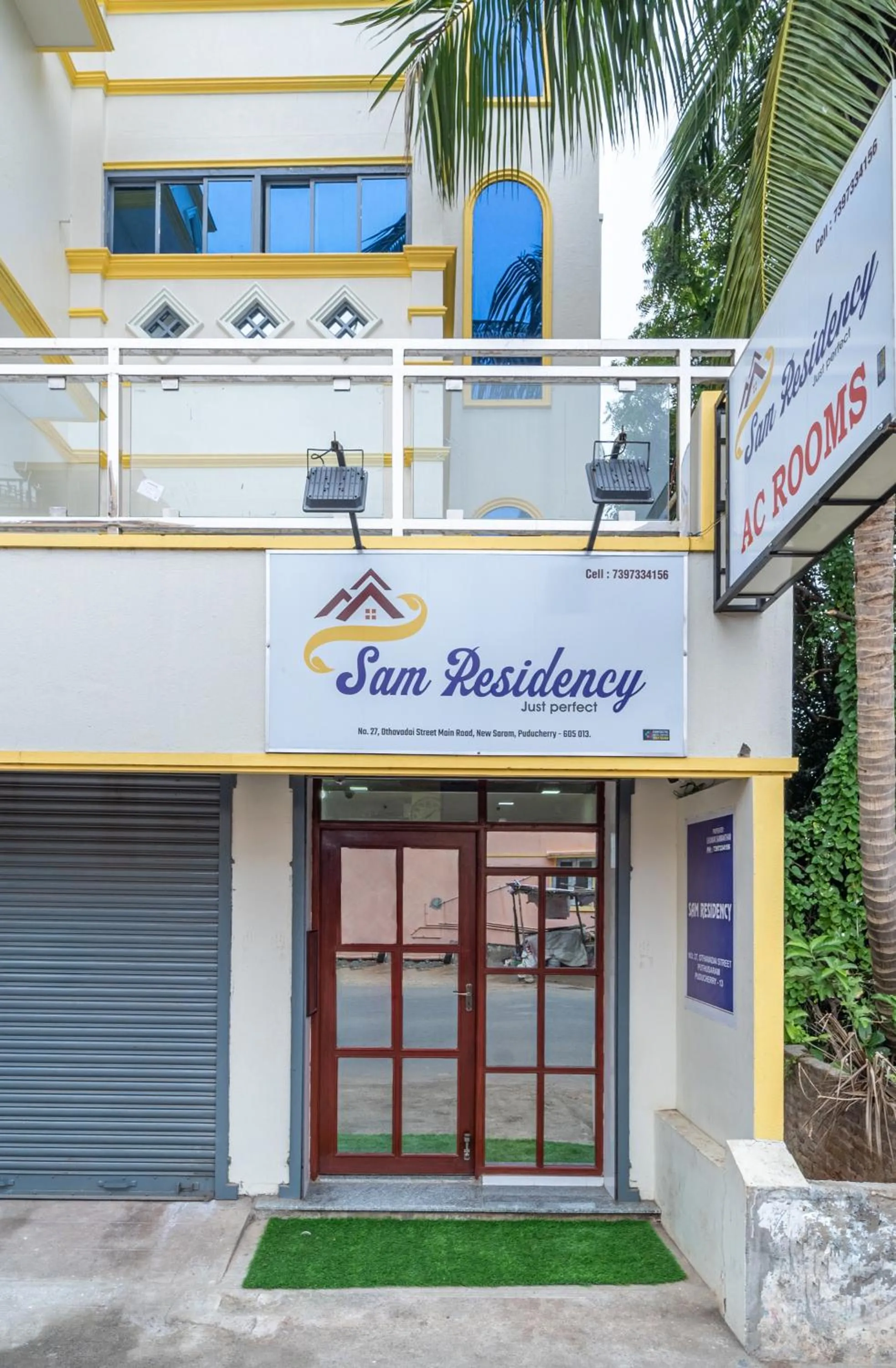 Facade/entrance in Sam Residency