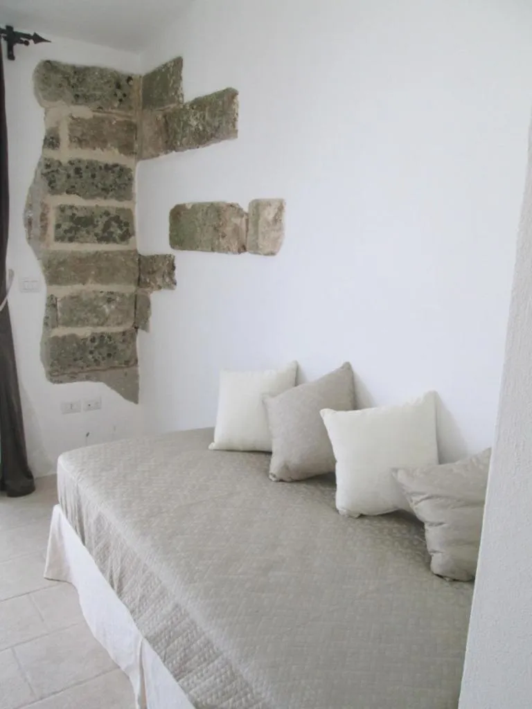 Decorative detail, Bed in Masseria Palane