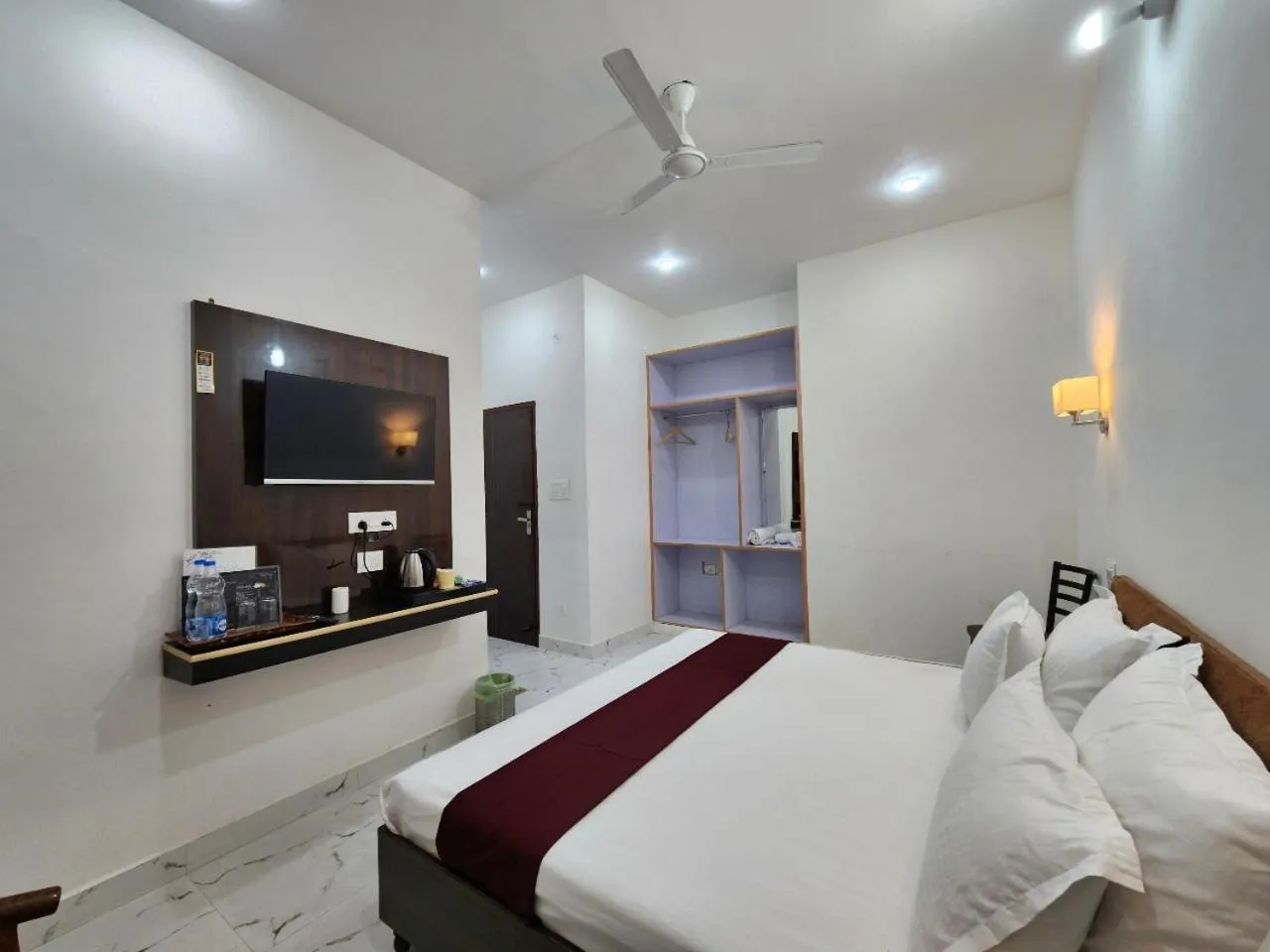 Photo of the whole room, Bed in Dorjee House Bir