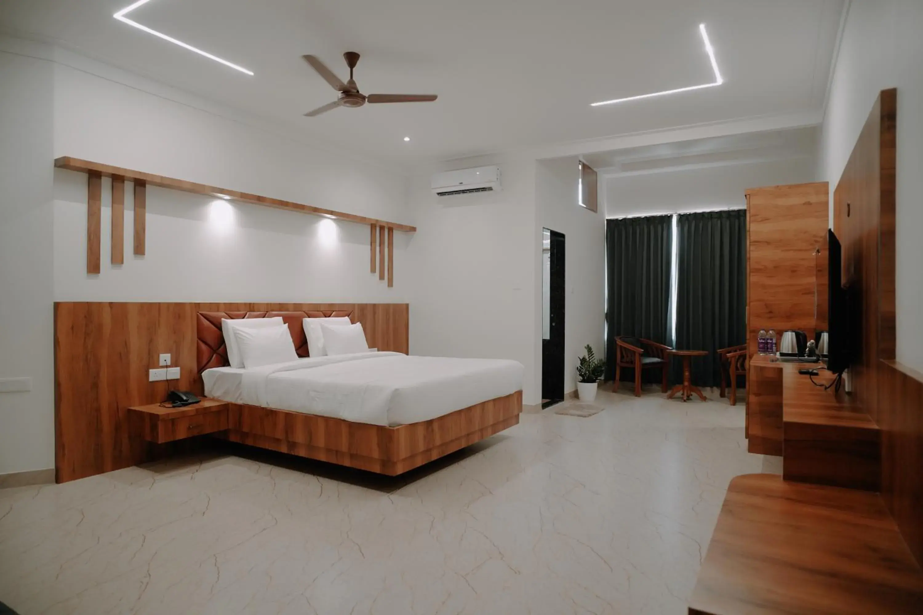 Deluxe Room in Shambhavi Hotel And Convention Centre Deluxe Room in Shambhavi Hotel And Convention Centre