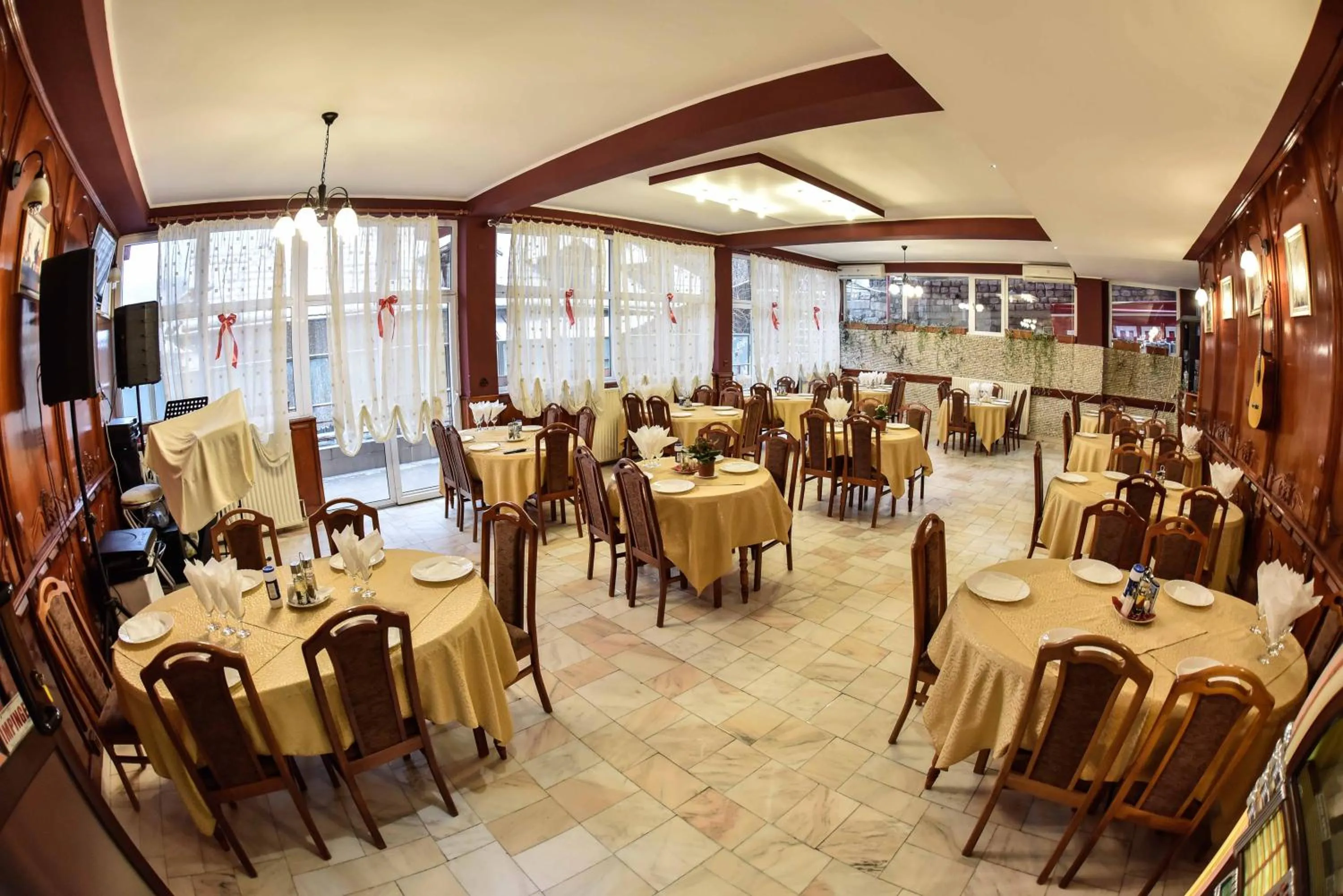 Restaurant/places to eat in Hotel Select