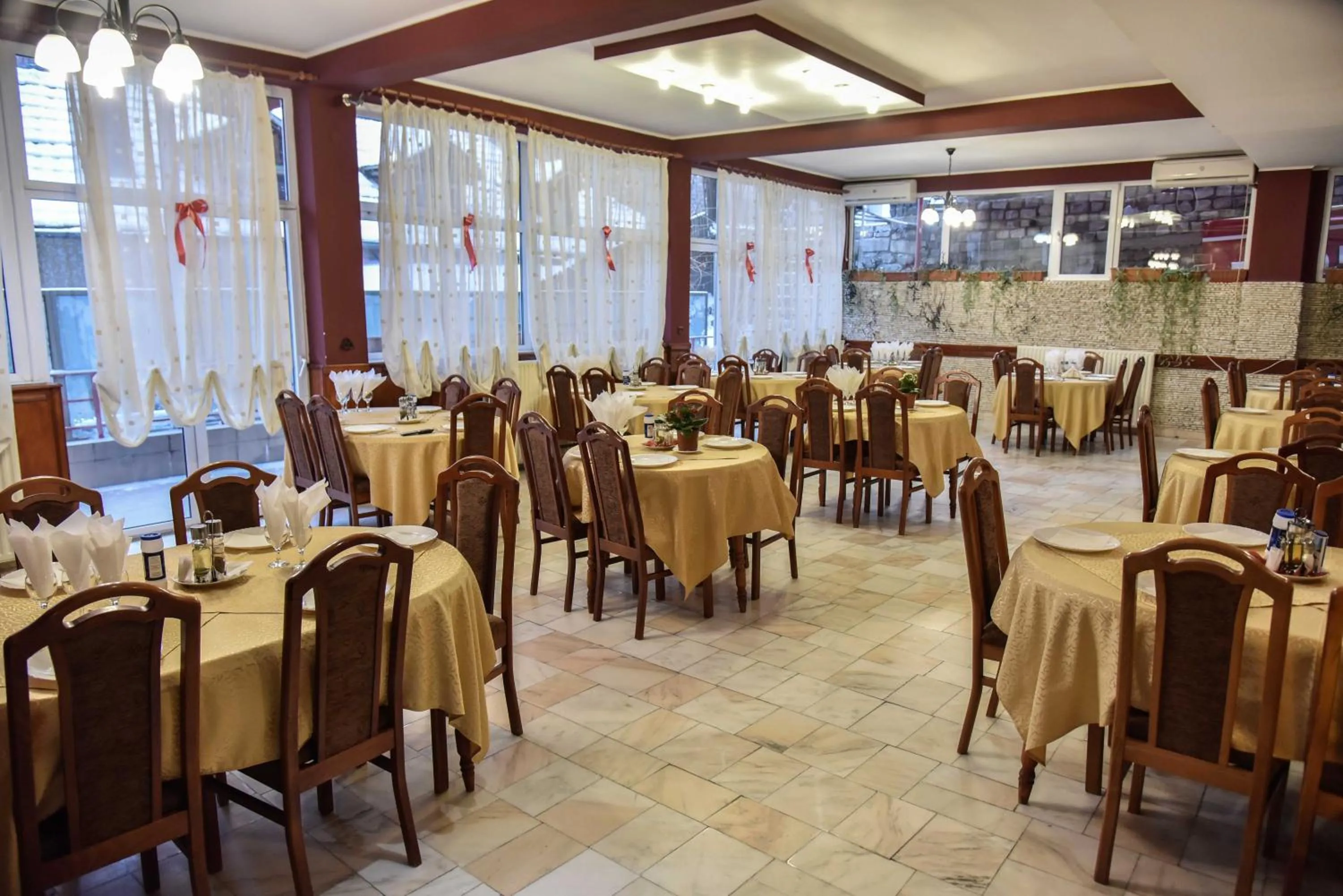 Restaurant/places to eat in Hotel Select