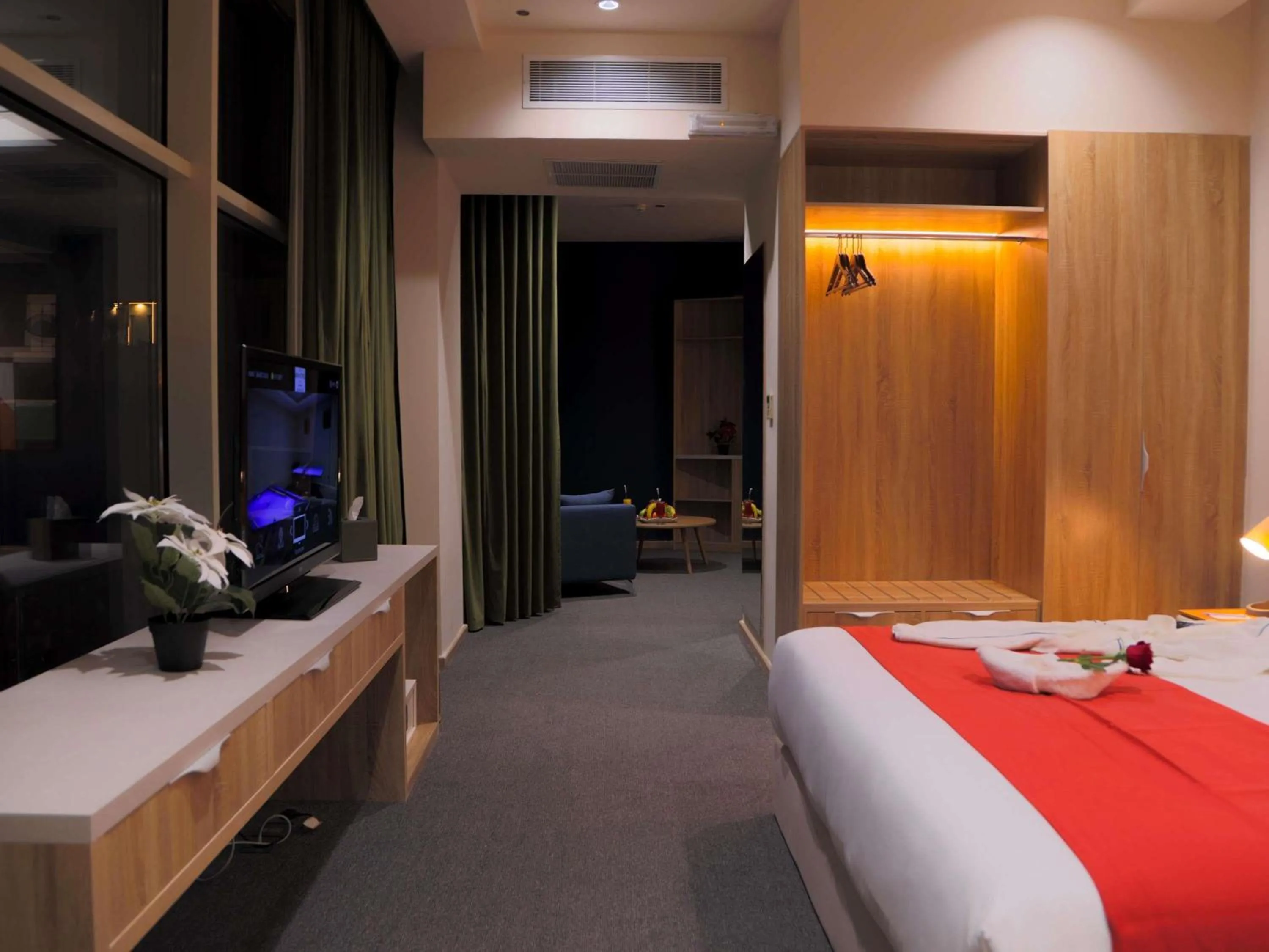 Bedroom, Bed in Novotel Suites Riyadh Centre